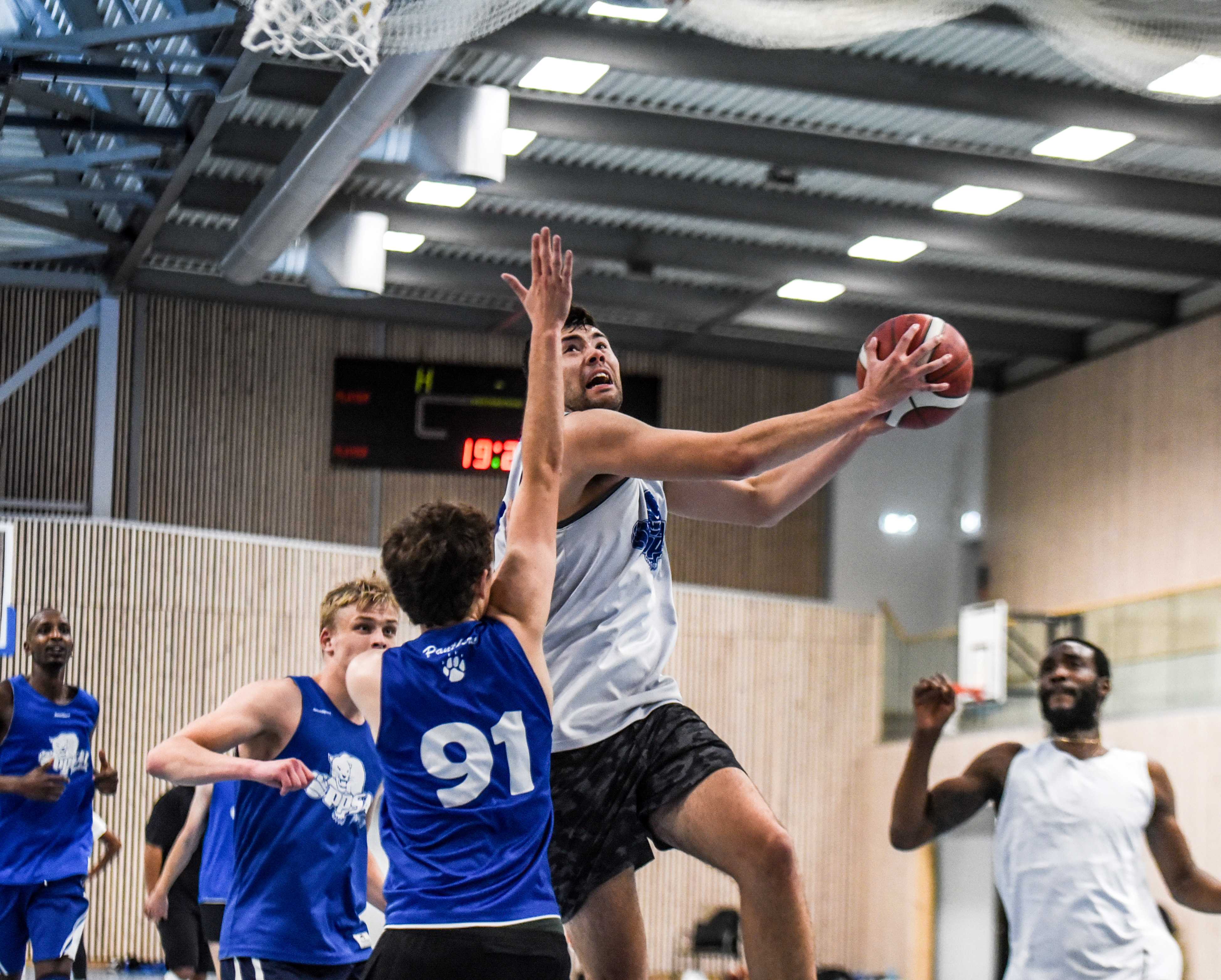 Oppsals nye amerikaner Isaiah Alonzo går sterkt opp på Oppsal-treningen, med Christian Andersen (nr 91) i forsvar. De øvrige spillerne i bildet er fra venstre Joseph Suleiman (bak), Niclas Ellingsen og Nick Kervens.
FOTO: ERIK BERGLUND 