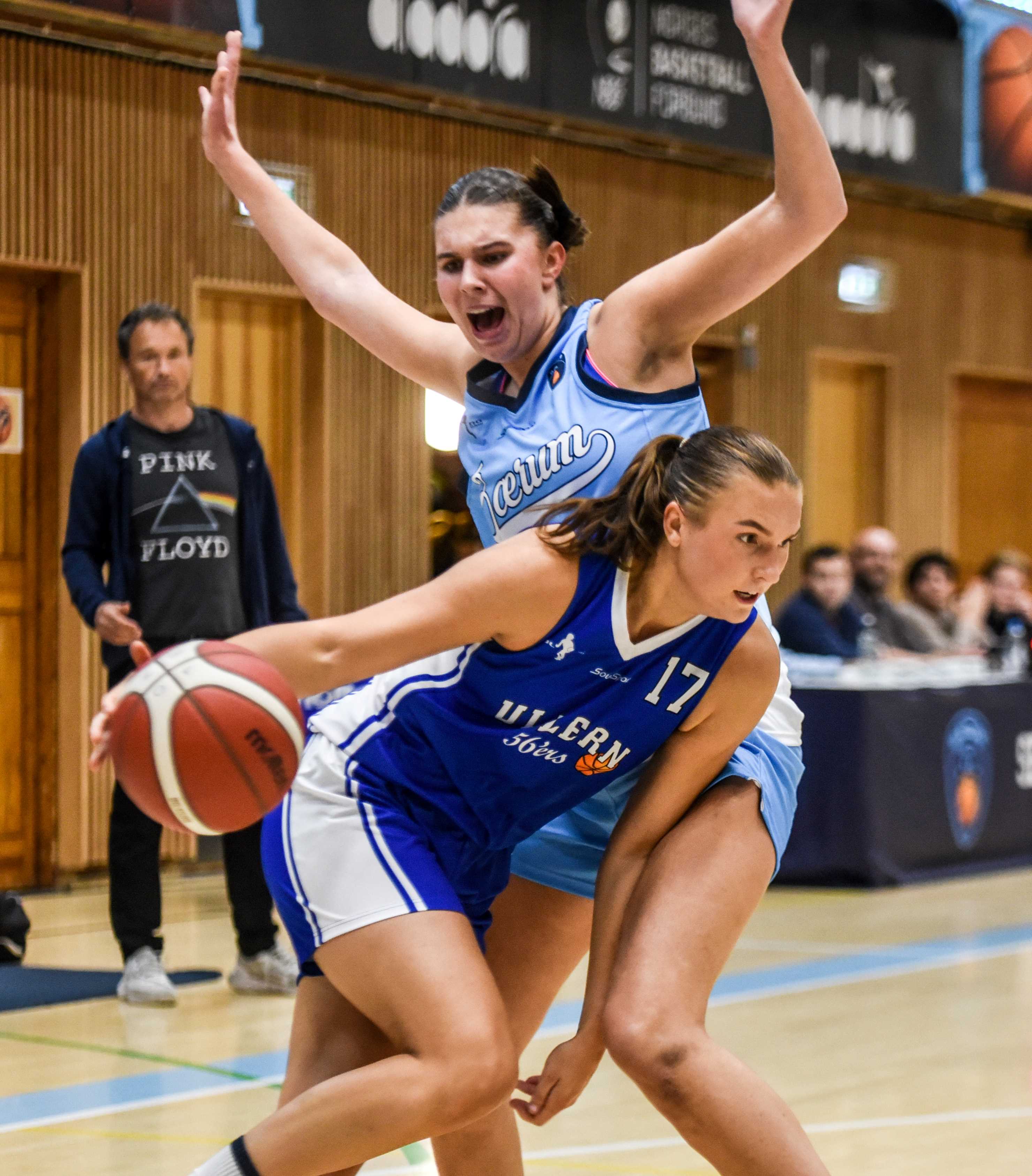 Maren Mildestvedt spilte sin første basketballkamp siden hun vant NM-finalen med Gimle i 2019, men var toppscorer med 15 poeng da Ullern slo Bærum 60-30 i seriestarten. Her må Mathea Lindbråten og Bærum-trener Mathias Eckhoff konstatere at Ullerns nyervervelse kommer seg forbi og har fri vei mot kurven.
FOTO: ERIK BERGLUND