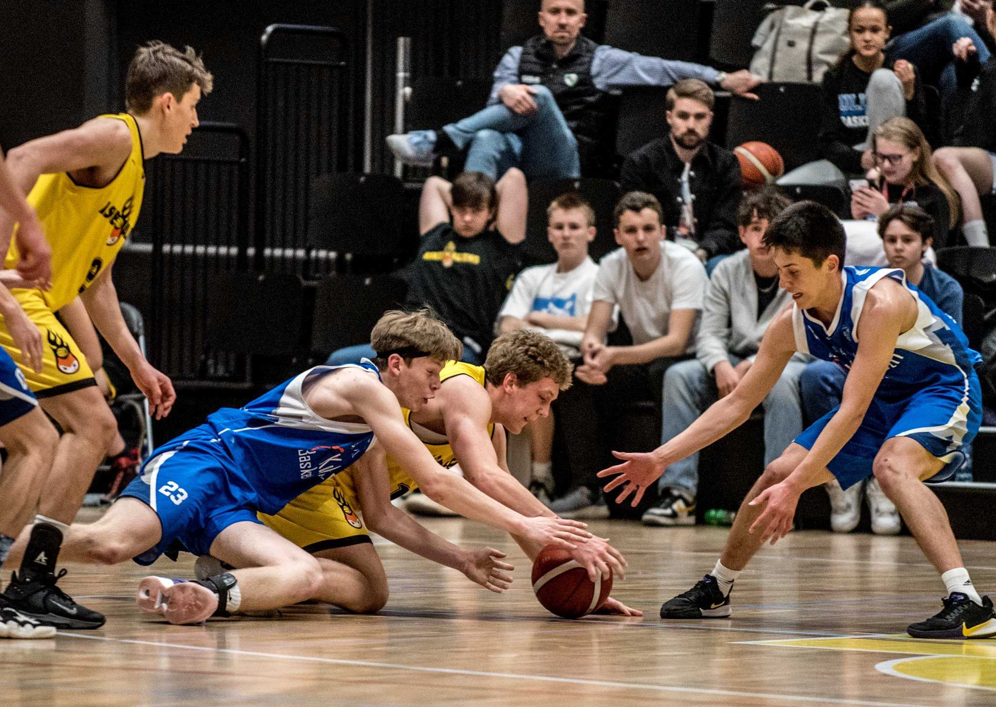 Jonas Øye Hansen (nr 23) og Oliver Bergstad i en duell på gulvet i Leikvollhallen i finalen i U19-NM forrige sesong, da Asker Aliens slo Kolbotn 88-84. Nå er både Asker og Kolbotn/Bøler videre til kvalifisering nummer to i Region Øst, etter å ha vunnet med utklassingssifre under kvalifiseringen i Bærum.
FOTO: ERIK BERGLUND 