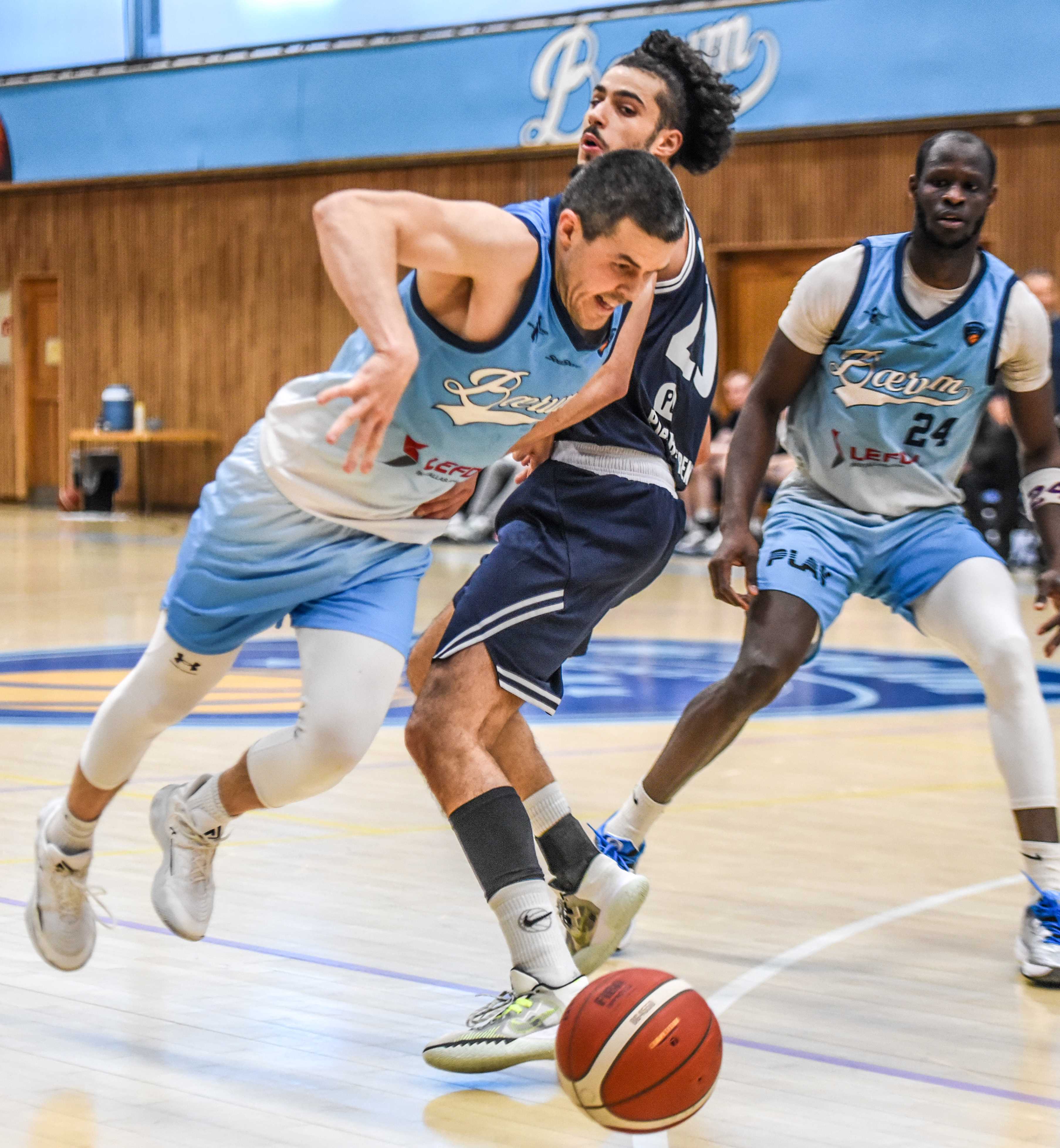 Stian Mjøs lurer seg forbi Yousef Abdullah og setter fart mot Tromsø-kurven. Bærum-kapteinen var kampens toppscorer med 29 poeng etter å ha satt 9 av 17 trepoengere. Bak ser vi Osseynou Mbow.
FOTO: ERIK B. BERGLUND 