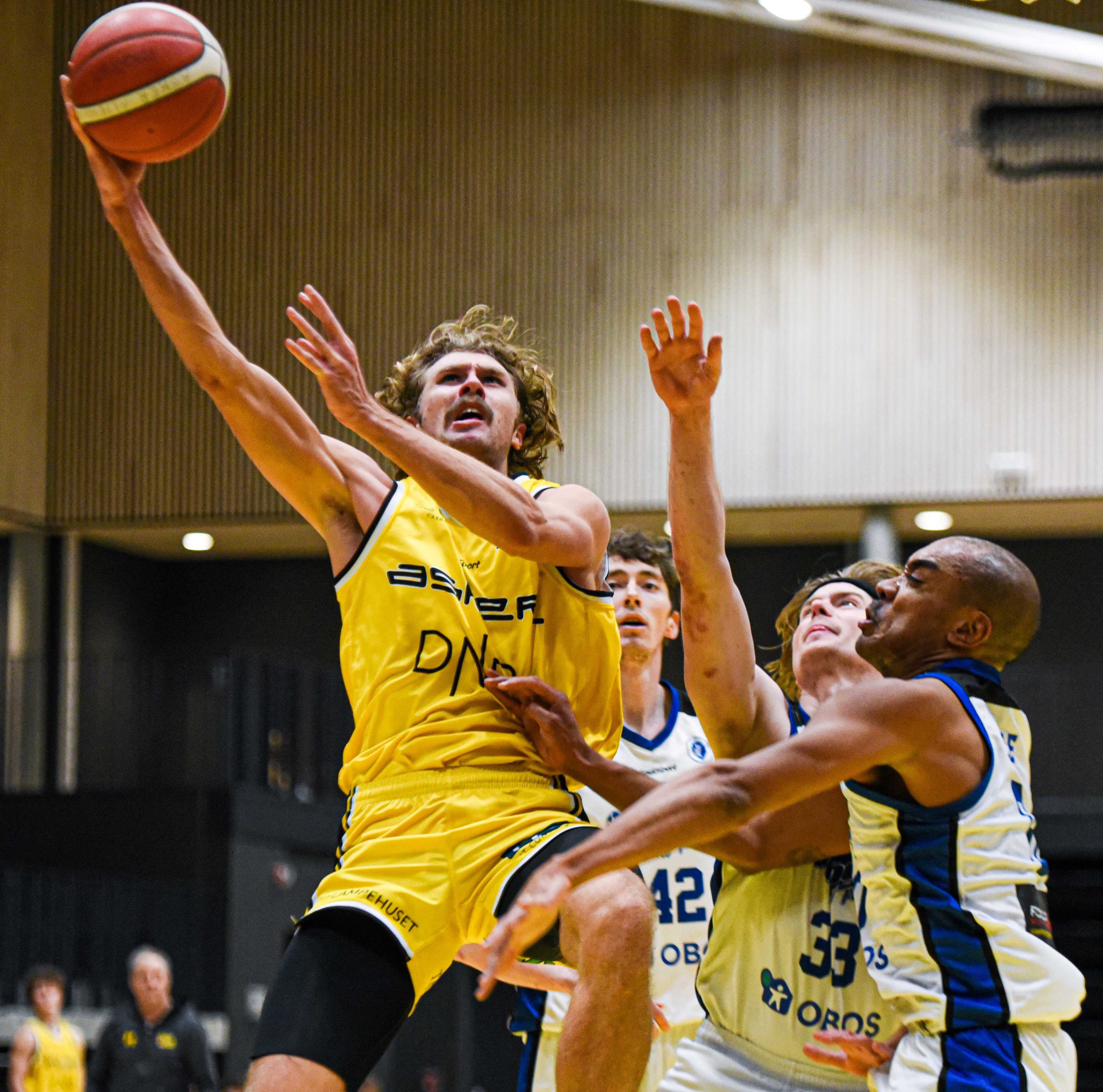 Tom Dumont ble kampens toppscorer med 23 poeng og ble hjemmelagets matchvinner i Leikvollhallen. Her har han kommet seg forbi (fra venstre) Jacob Tryon, Jonathan Linnestad og Thomas Ble og legger to poeng for Asker Aliens.
FOTO: ERIK BERGLUND 