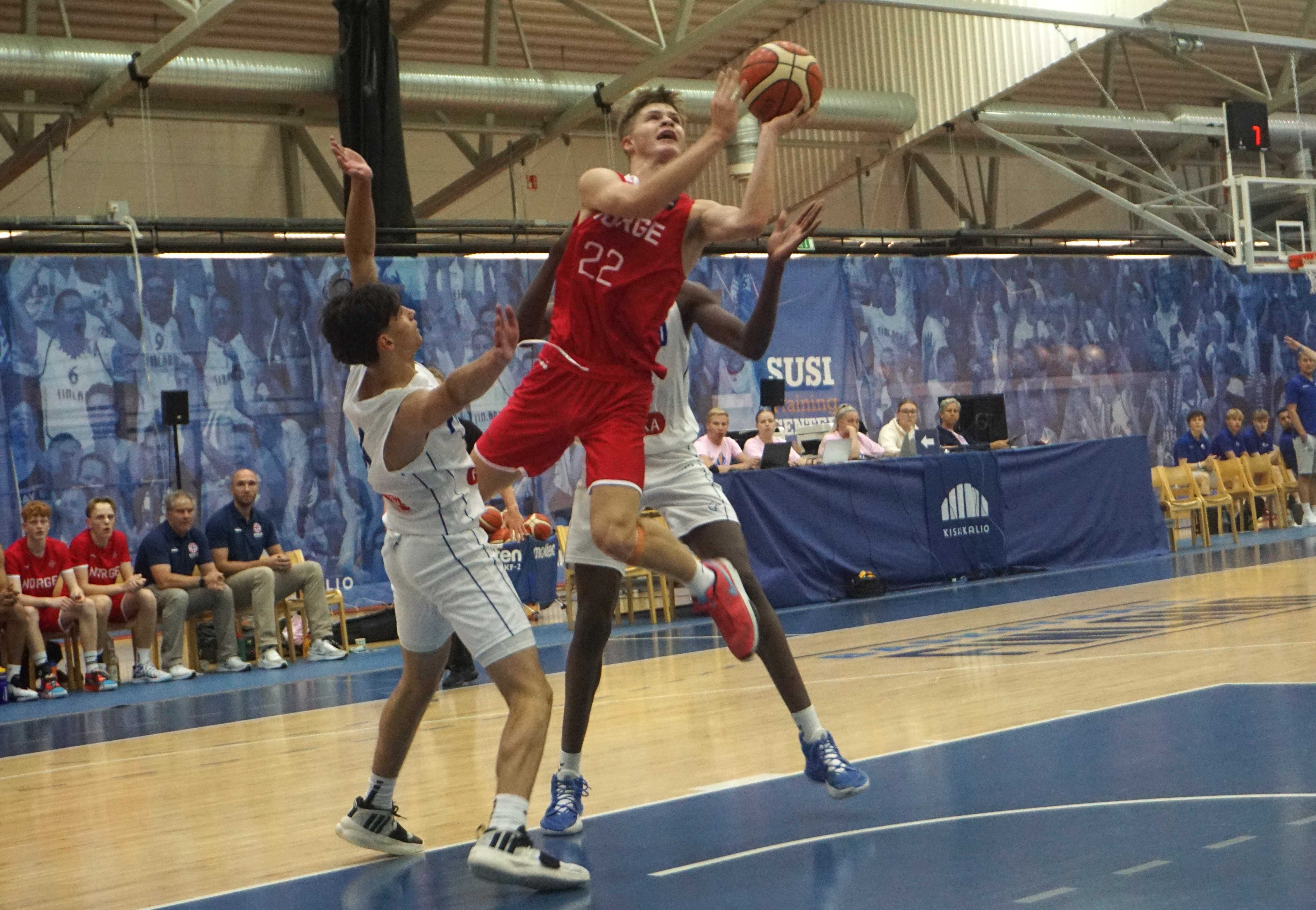 Oskar Falba har fintet og drivet seg forbi to finske forsvarere og går på kurven. Centrum Tigers-guarden er lagets eneste spiller fra 09-årgangen og ble norsk toppscorer med 16 poeng mot Finland.
FOTO: ARILD SANDVEN 
