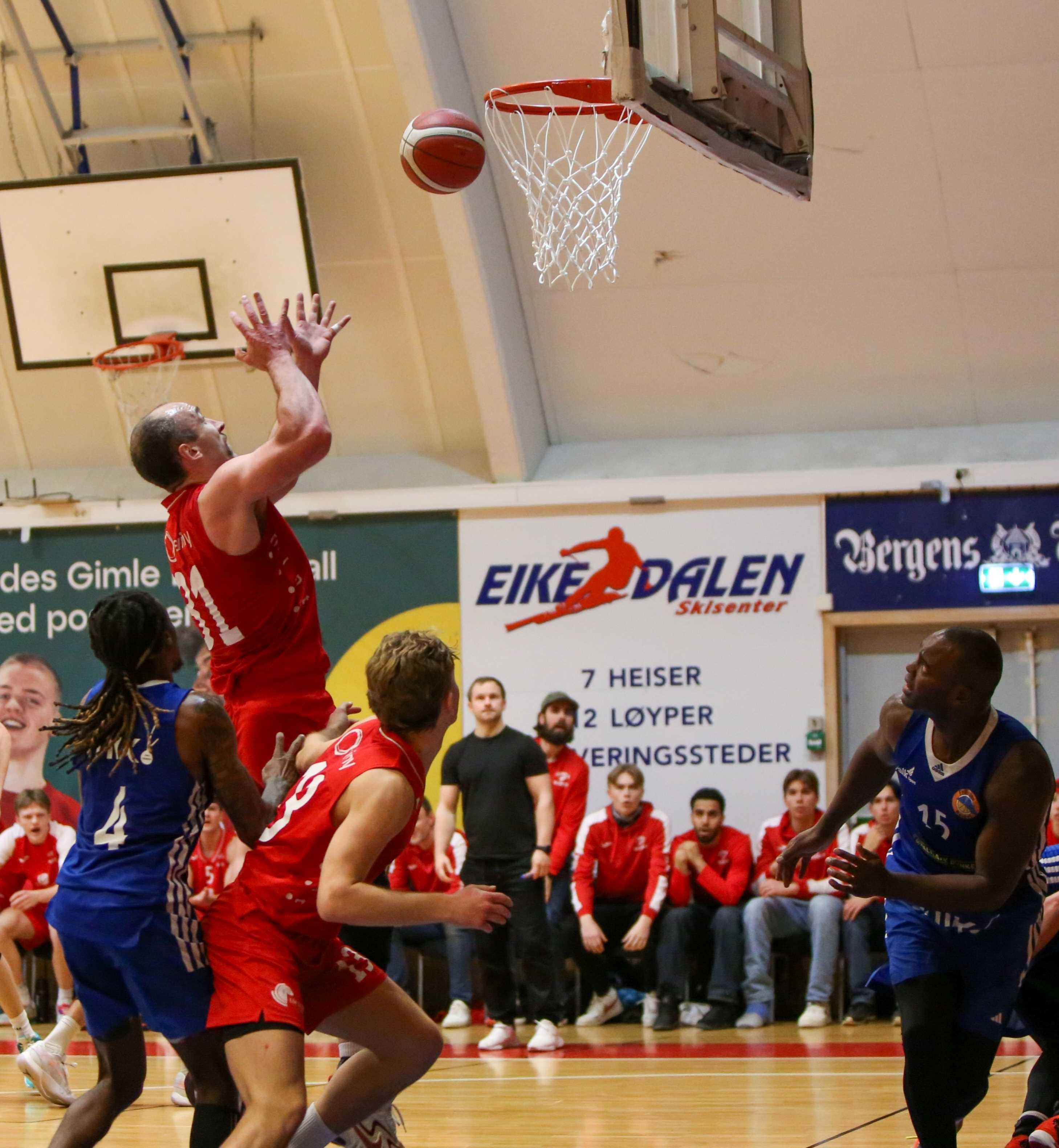 Milovan Savic førte an for Gimle med 22 poeng, 14 returer og 4 assists da hjemmelaget kjempet jevnt med serieleder Fyllingen. De øvrige spillerne i bildet er fra venstre Terrell Brown, Reidar Greve og Peter Bullock.
FOTO: TROND SPURKELAND 