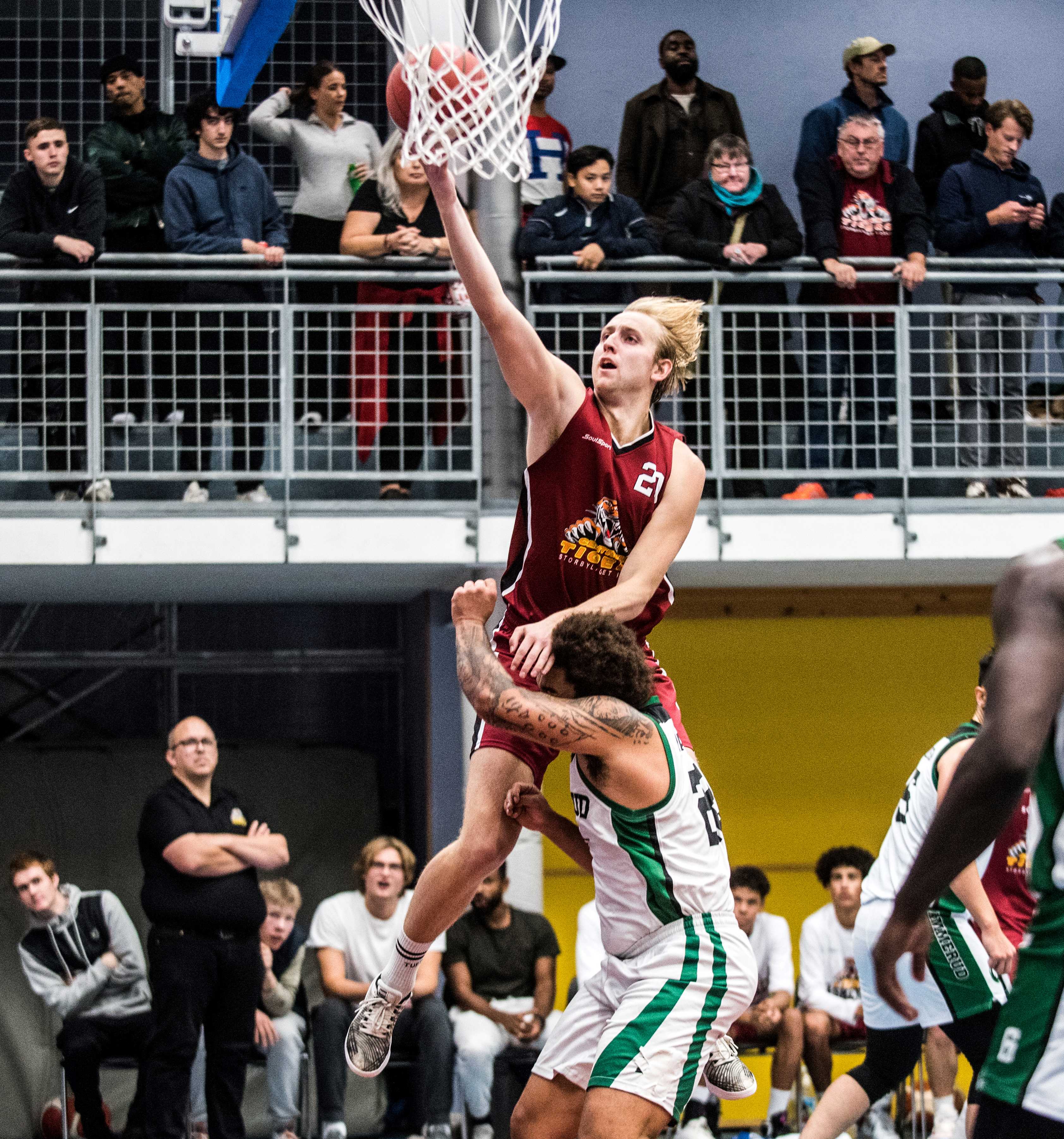 Ulrik Stranger-Johannessen hadde en solid kamp for Centrum Tigers torsdag med 10 poeng. Bildet er fra møtet med Ammerud i Vulkanhallen tidligere i sesongen, med Jonatan Hjelseth Mæhlum i forsvar.
FOTO: ERIK BERGLUND 