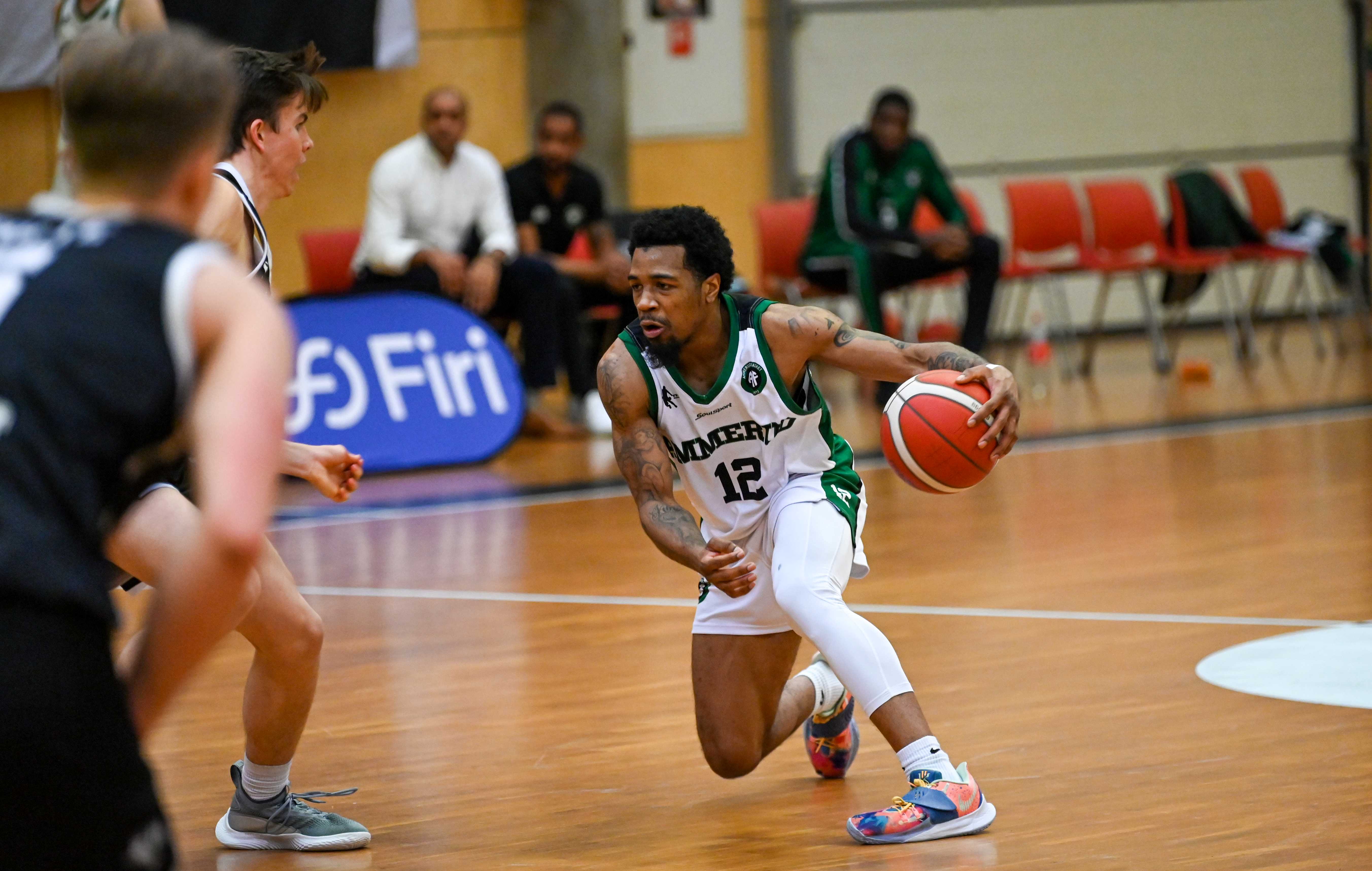 AJ Harris gjorde livet surt for Nidaros Jets-forsvaret, ble toppscorer med 31 poeng og imponerte også med avgjørende, offensive returer i sluttminuttene. Her er Ammeruds pointguard i en drive mot Torkel Westby.
FOTO: LARS RUNE SKAUG 