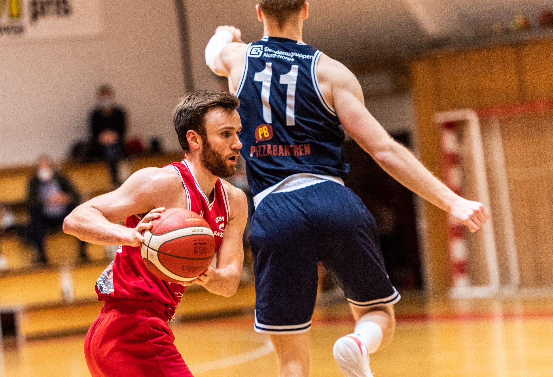 Espen Fjærestad la 6 av 9 trepoengere og var toppscorer med 20 poeng da Gimle slo Tromsø Storm 93-58. På bildet har han fintet bort gjestenes Olle Welander.
FOTO: ASTRID HAGLAND GJERDE 