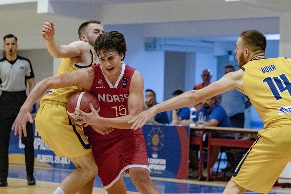 Amar Pinjo leverte en solid kamp mot sine foreldres hjemland og endte med 8 poeng, 7 returer og 2 assists. Her presser Bislet-guarden seg mellom to av Bosnia-Hercegovinas forsvarere.
FOTO: FIBA.COM 