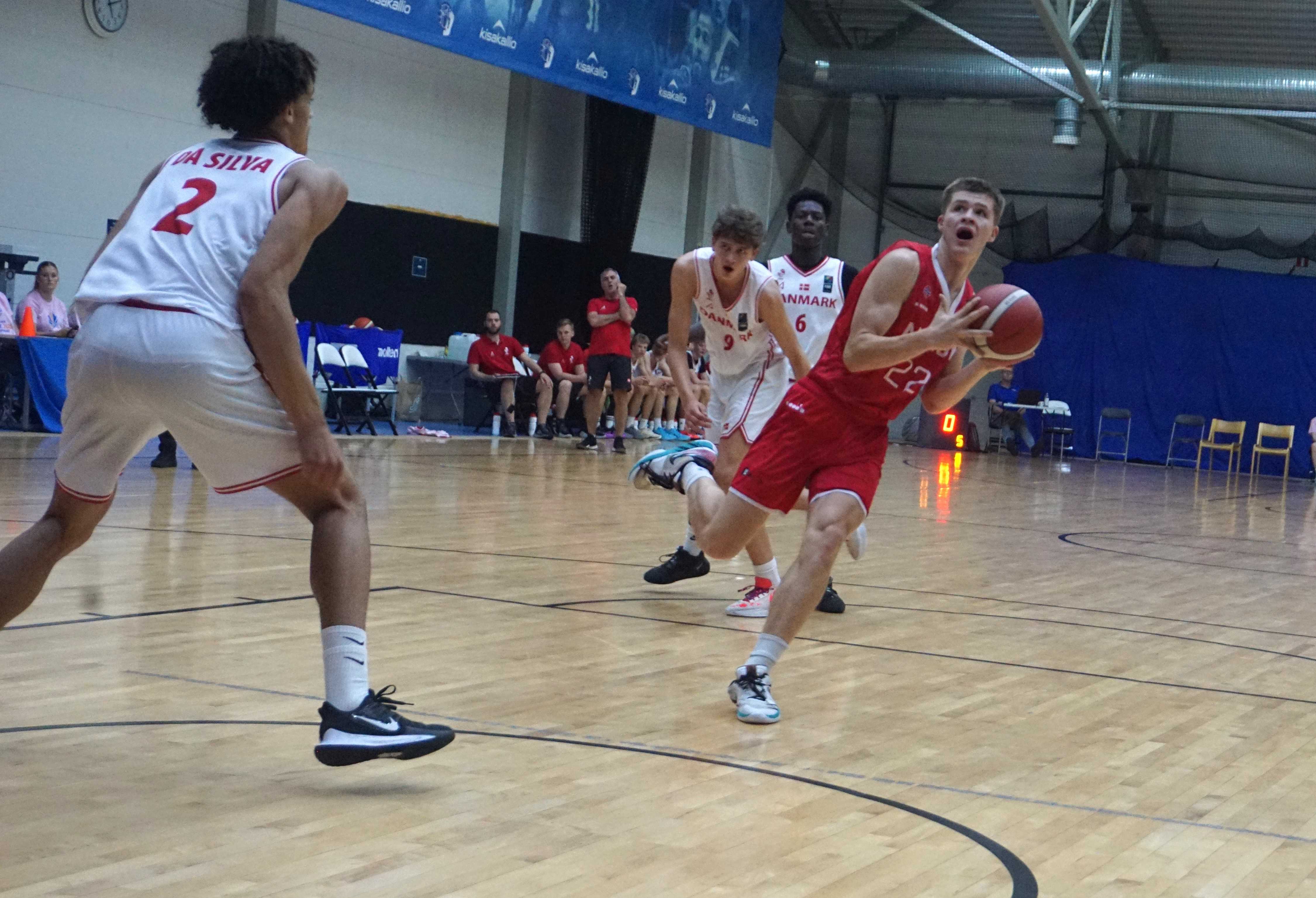 Oskar Falba blir klart feilet i en drive, men fortsetter i ubalanse og får ingenting av dommerne. Matchvinneren som hadde 28 poeng og traff 7 treere mot Finland måtte nøye seg med 13 poeng mot danskene.
FOTO: ARILD SANDVEN 