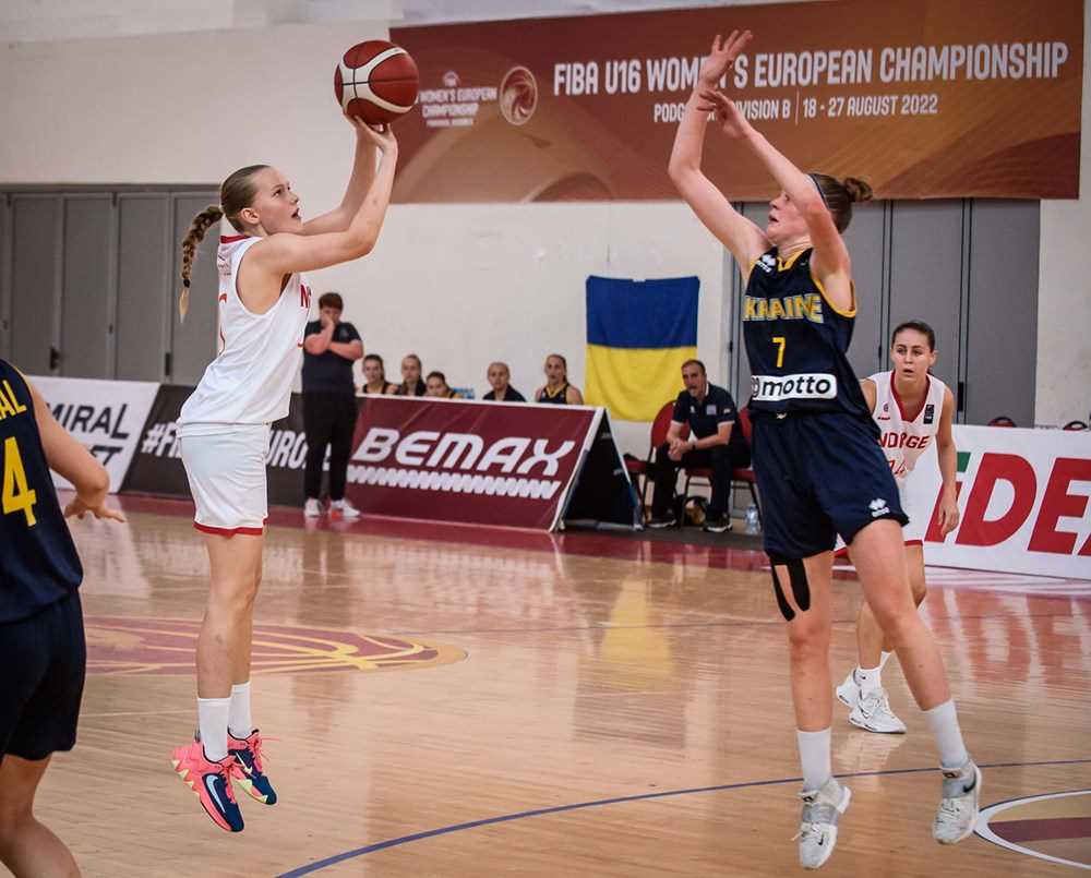 Hannah Tomren Kristoffersson i skuddet for Norge. Ullern-spilleren hadde 5 poeng og 2 returer i fredagens EM-kamp mot Ukraina.
FOTO: FIBA.COM 