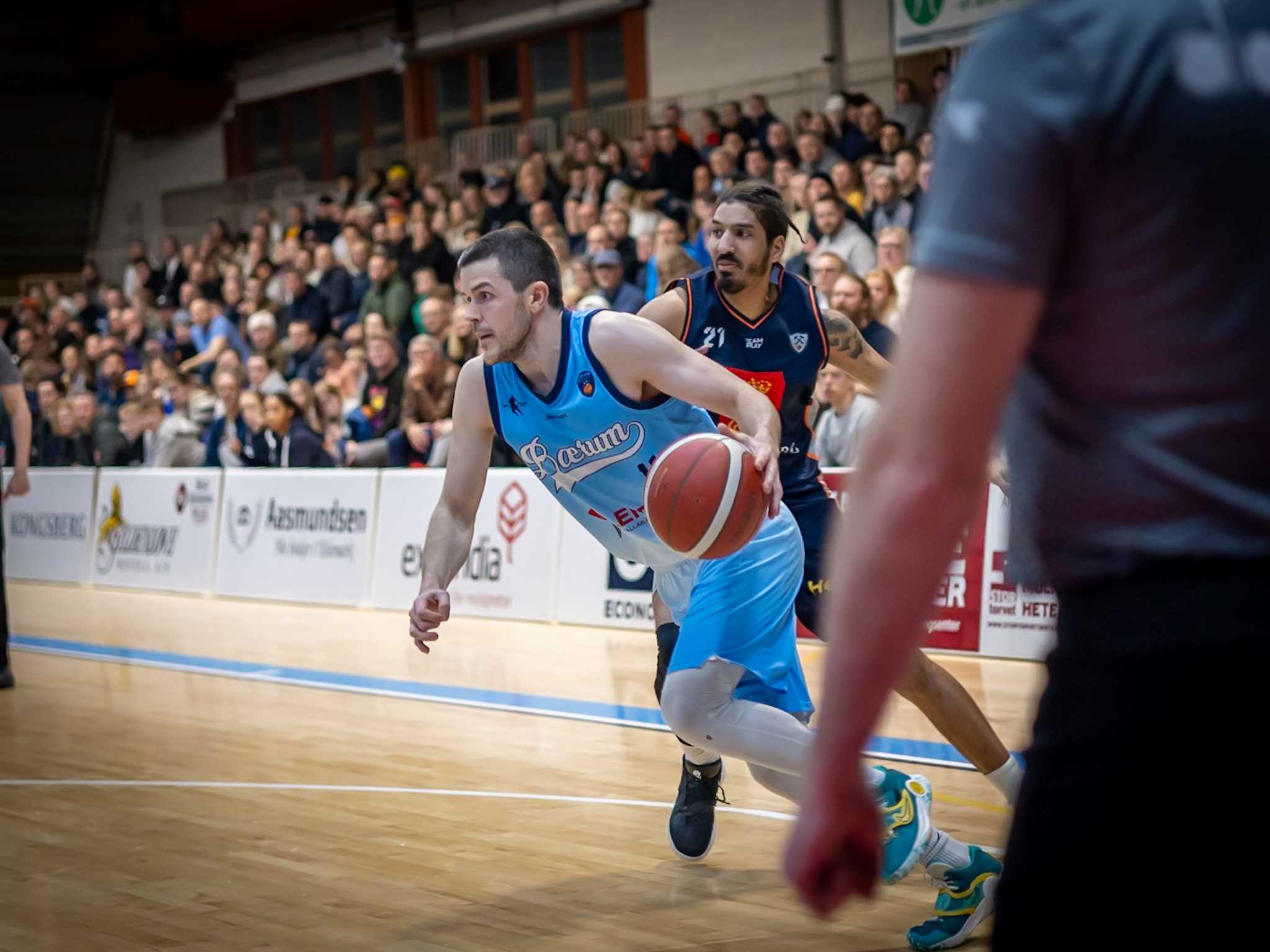 Stian Mjøs var spilleren Kongsberg Miners aldri fikk tak på i den tredje semifinalen. Bærum-kapteinen satte 34 poeng inkludert 15 av 15 på straffer og sørget for den iskalde utligningen til 78-78 i siste sekund av ordinær tid. Her er 35-åringen i en drive mot Aly Hudgins.
FOTO: ESPEN SANDENGEN 