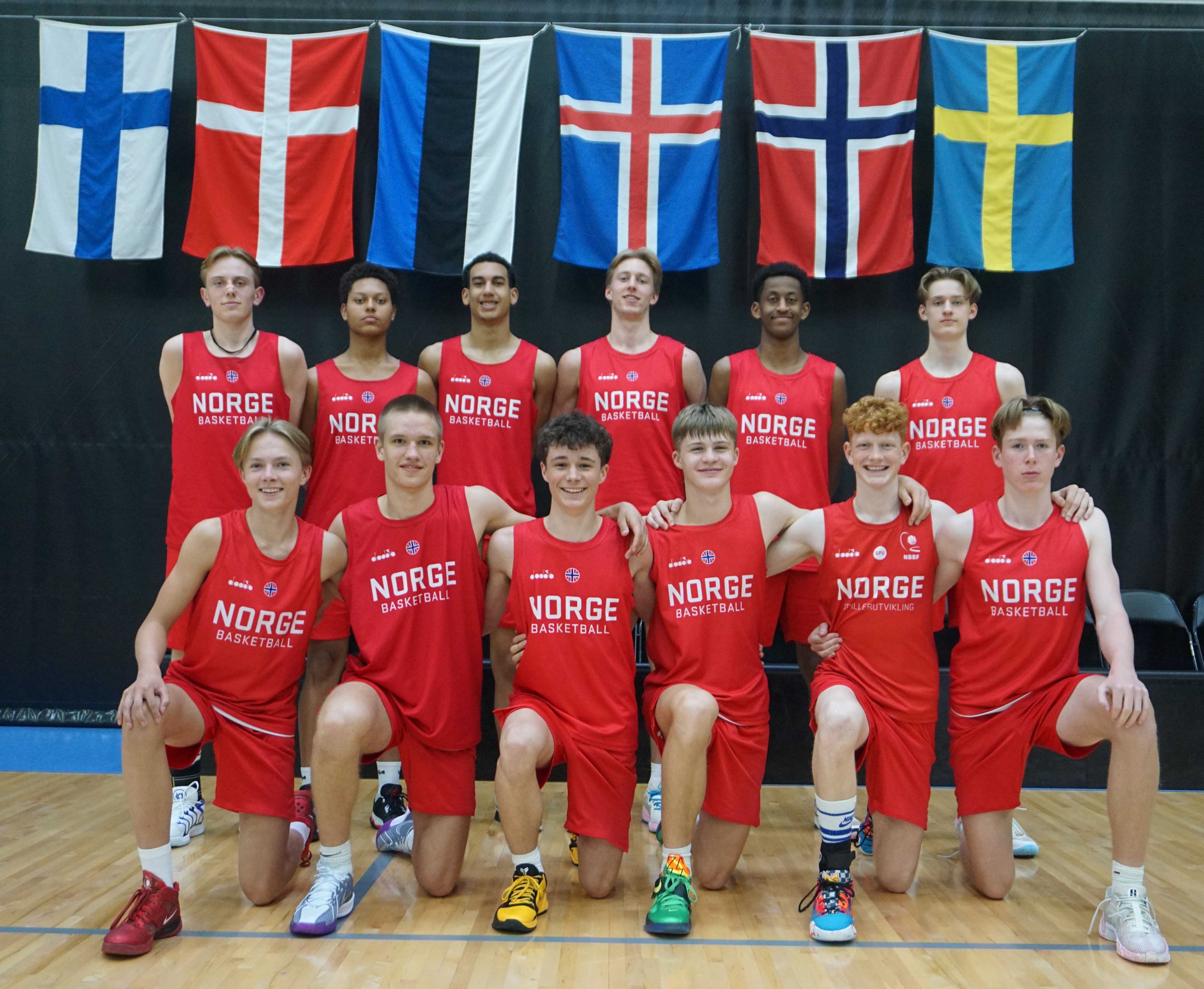 Norges lag i U16-nordisk 2024 i Kisakallio. Bak fra venstre Evert Dahlberg (Fyllingen), Kevin Leraand (Sørsia), Håkon Odera Seem (Kjelsås), Christoffer Vråle Rønning (Drammen), Kaleab Washo (Gimle) og Jakob Ellingsen (EB85). Foran fra venstre William Dronsett (Bislet), Viktor Brovold-Kühn (Bøler), William Rødsten Kristiansen (EB85), Oskar Falba (Centrum), Mio Mandt (Bislet) og Edvard Orskaug (EB85).
FOTO: ARILD SANDVEN 