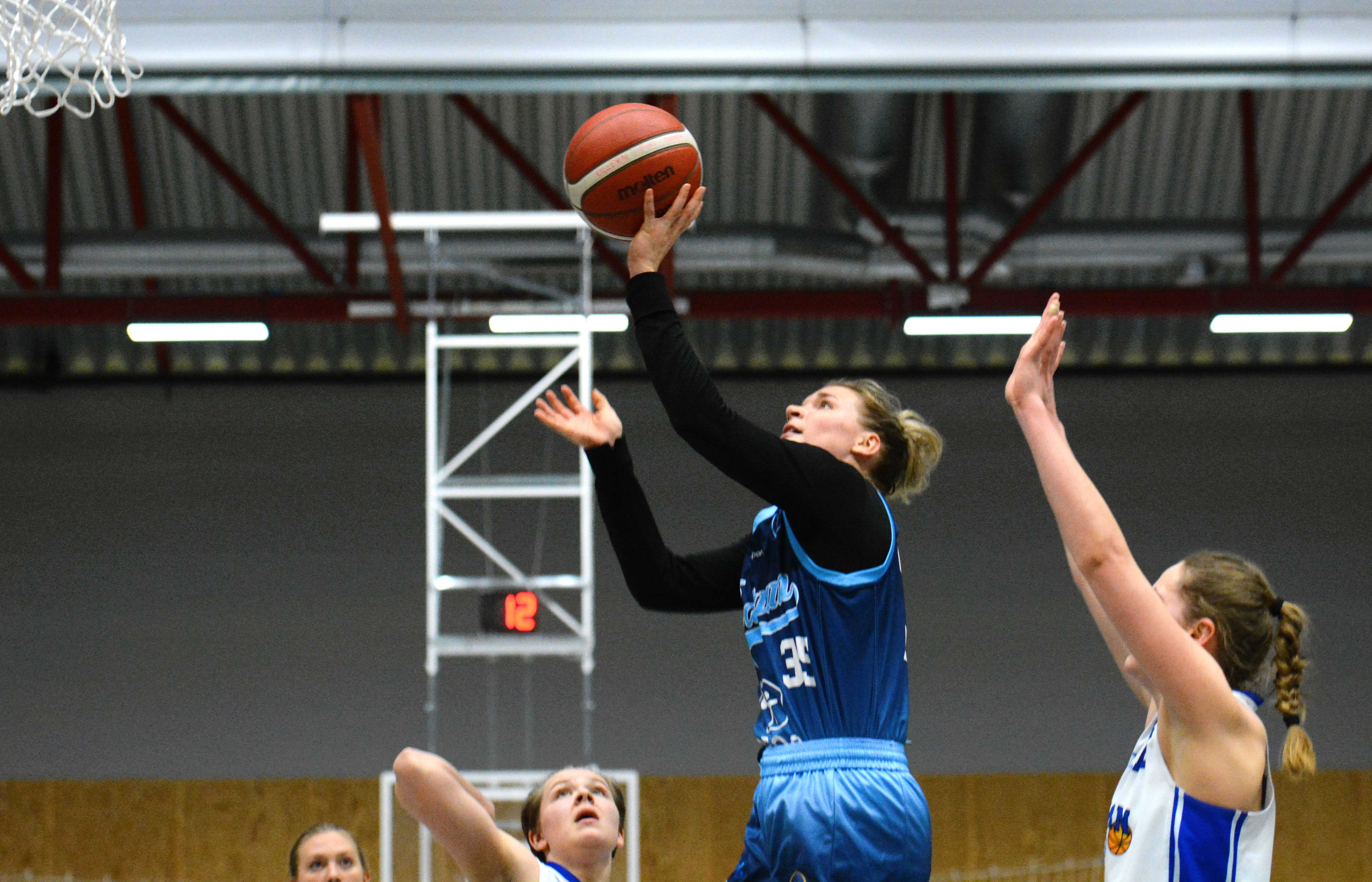 Abbey Hoff var toppscorer med 23 poeng da Bærum slo Ullern onsdag. Her er hun på vei mot en ny scoring, mellom Camilla Wold Wægger (til venstre) og Tori Solberg Halvorsen.
FOTO: MARIANNE MAJA STENERUD 