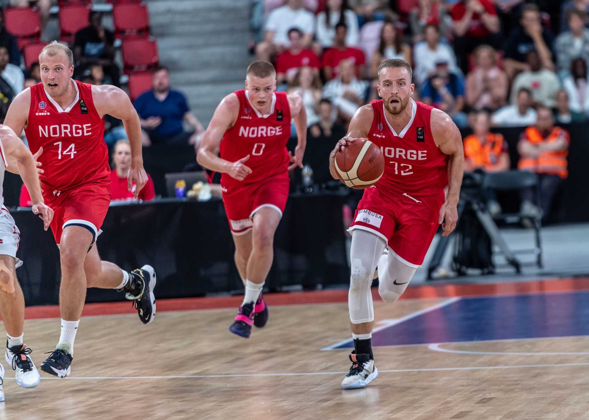 Mikkel Kolstad (med ballen), Jørgen Odfjell og Johannes Dolven stormer videre i EM-kvalifiseringen. Torsdag slo de Slovakia 87-68 på bortebane, søndag gjør de et nytt forsøk på å få has på Danmark - denne gang hjemme i Haukelandshallen. Uansett blir det mer EM-spill for Norge neste sesong.
FOTO: ASTRID HAGLAND GJERDE 