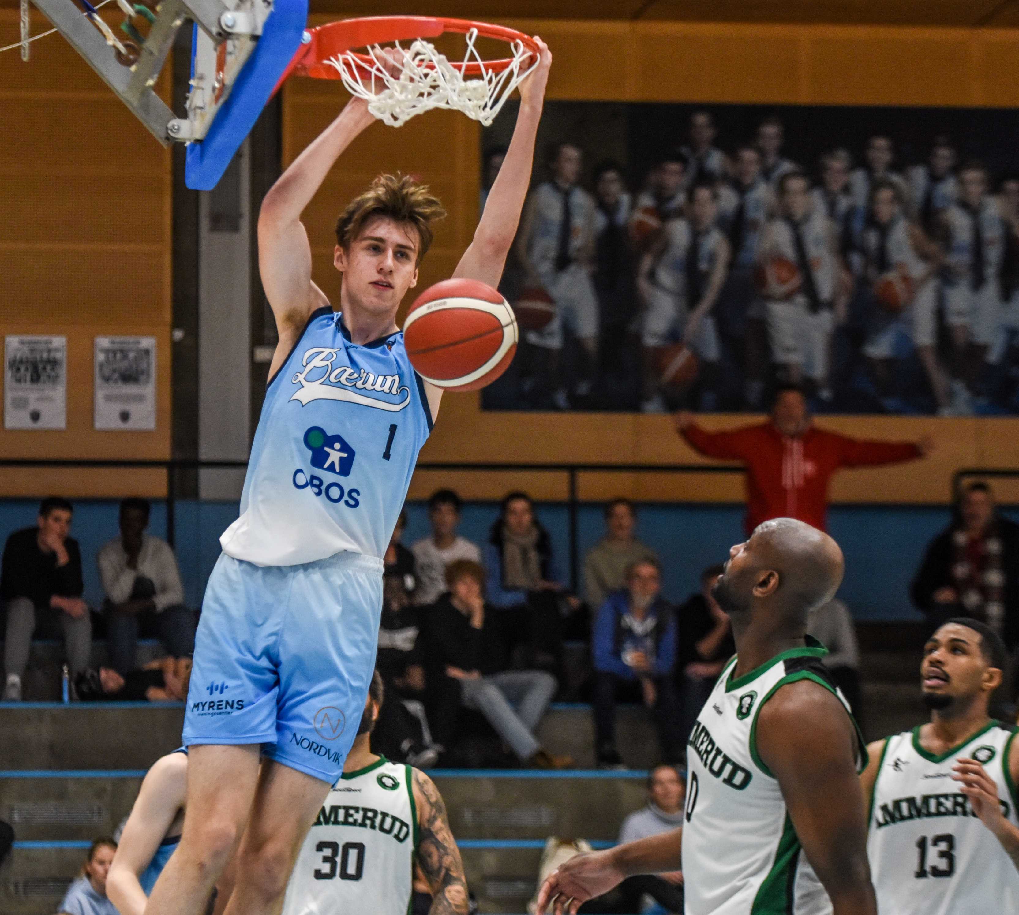 Ludvik Bergseng klinker til med en dunk for Bærum mot Ammerud i Nadderudhallen. 16-åringen snittet på 6,1 poeng og 3,2 returer på snaut 17 minutter i sin første BLNO-sesong.
FOTO: ERIK BERGLUND 