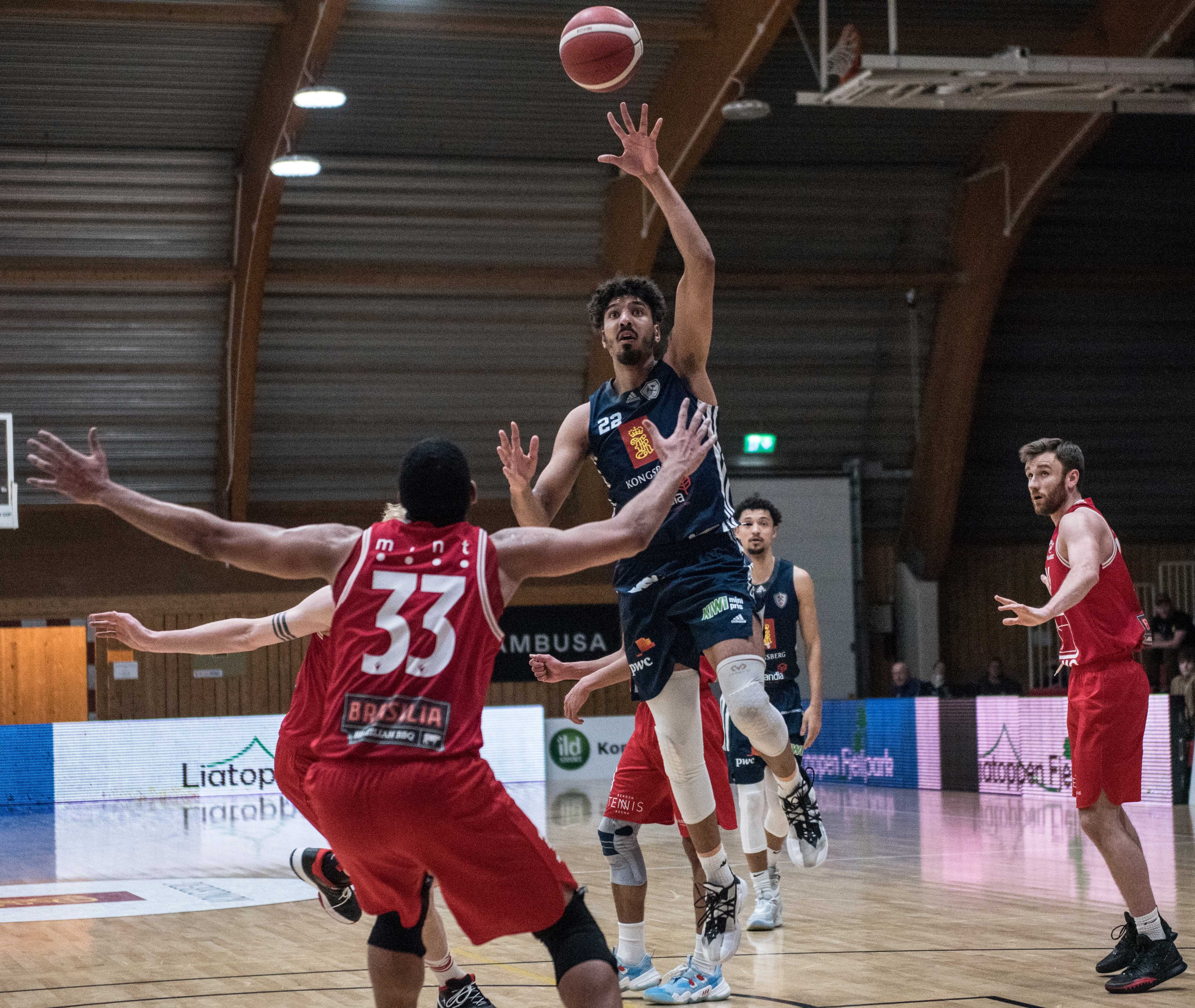 Aly Hudgins var høyt og lavt i Kongsberghallen og endte med 18 poeng, 15 returer og 7 assists da Kongsberg Miners reddet ekstraomgang mot Gimle og vant 86-77. Her legger han et venstrehåndsskudd over Bryan Coleman. Til høyre i bildet er Espen Fjærestad, bak ser vi Bryan Alberts.
FOTO: ERIK BERGLUND 