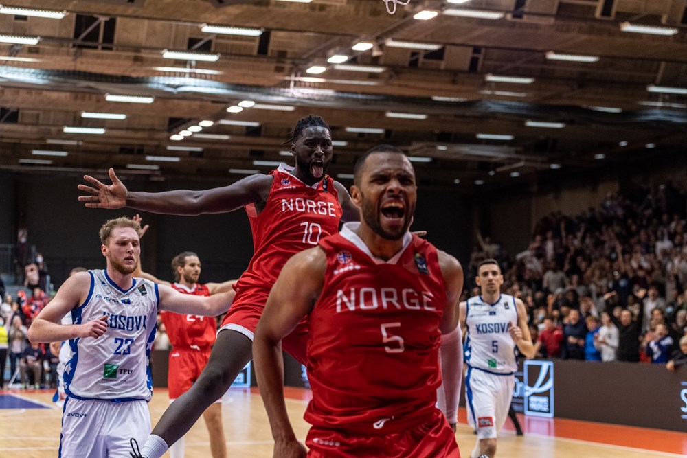 Chris-Ebou Ndow har dunket inn to av sine 21 poeng og jubler ellevilt sammen med Karamo Jawara - og 2000 på tribunene i Haukelandshallen. Bak i bildet ser vi også Torgrim Sommerfeldt.
FOTO: ASTRID HAGLAND GJERDE 