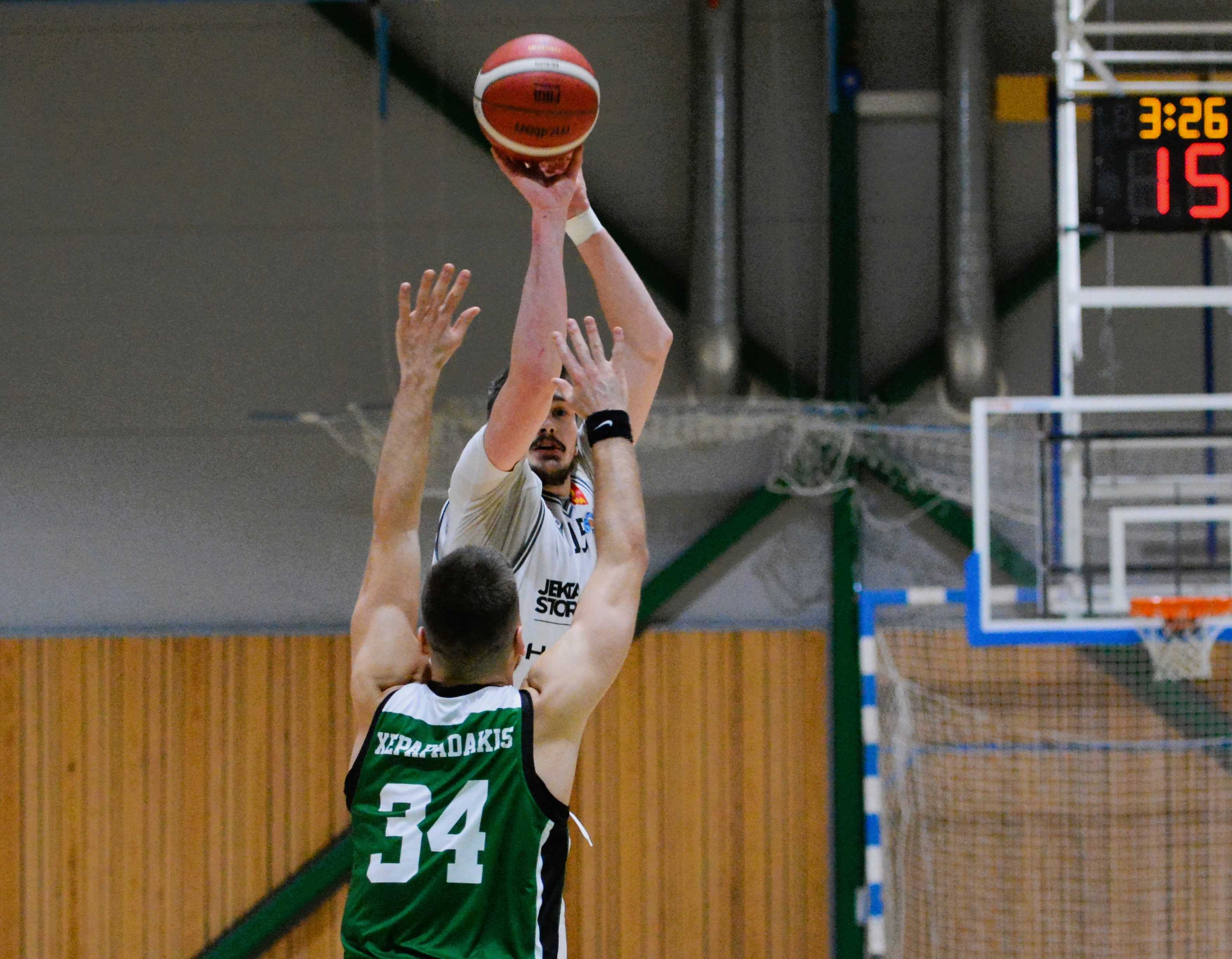 Cole Long satte sine sju første 3-poengsskudd i kampen, bommet bare det åttende og endte som toppscorer med 27 poeng da Tromsø Storm slo Ammerud 105-73. Her skyter den kanadiske forwarden over Andreas Isaksen.
FOTO: MARIANNE MAJA STENERUD 