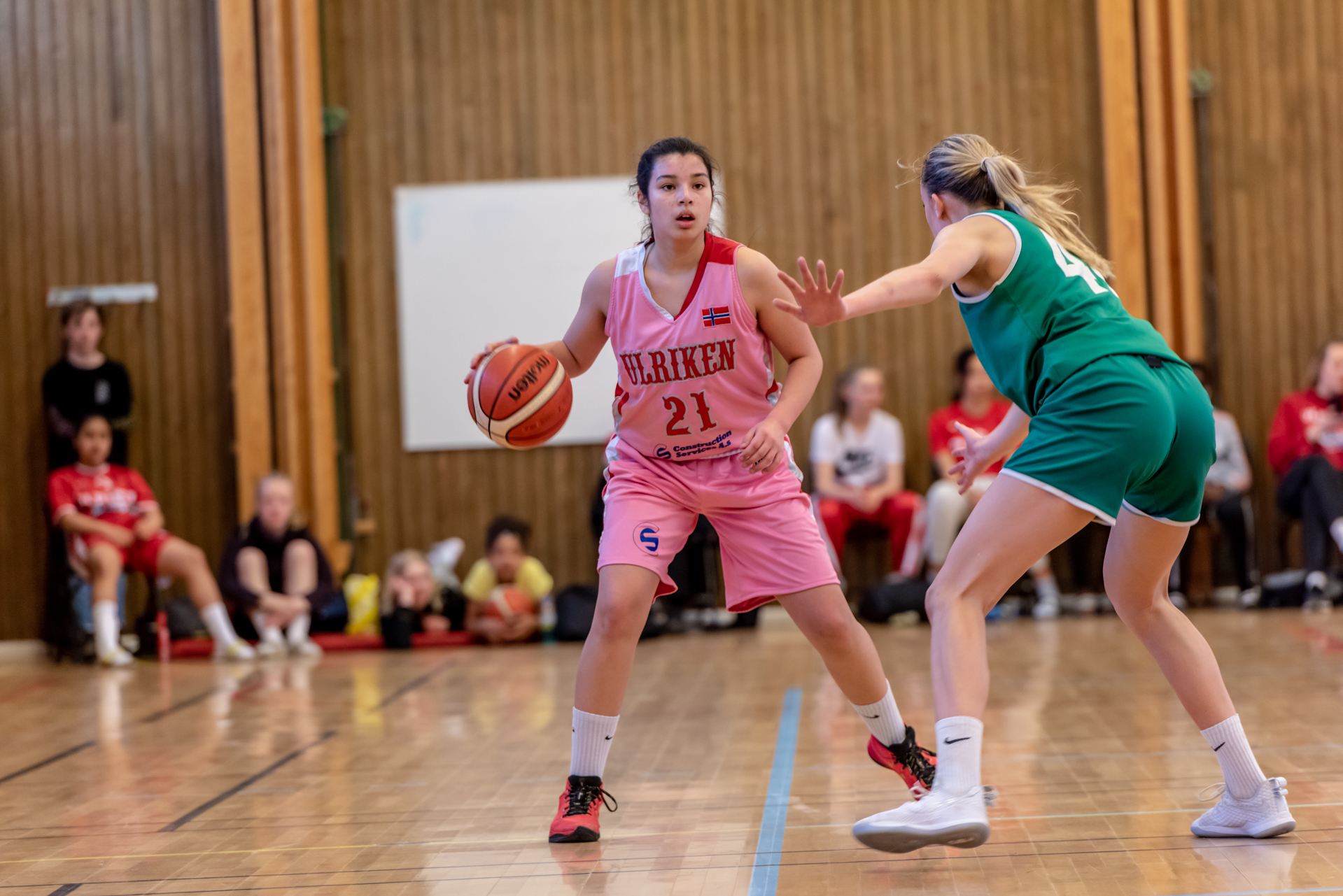 16-årige Celine Klett var toppscorer sammen  med Fatima Mohammad da Ulriken Eagles slo Asker Aliens 88-62. Bildet er fra en kamp i Scania Cup i Södertälje i 2019.
FOTO: ULRIKEN EAGLES 