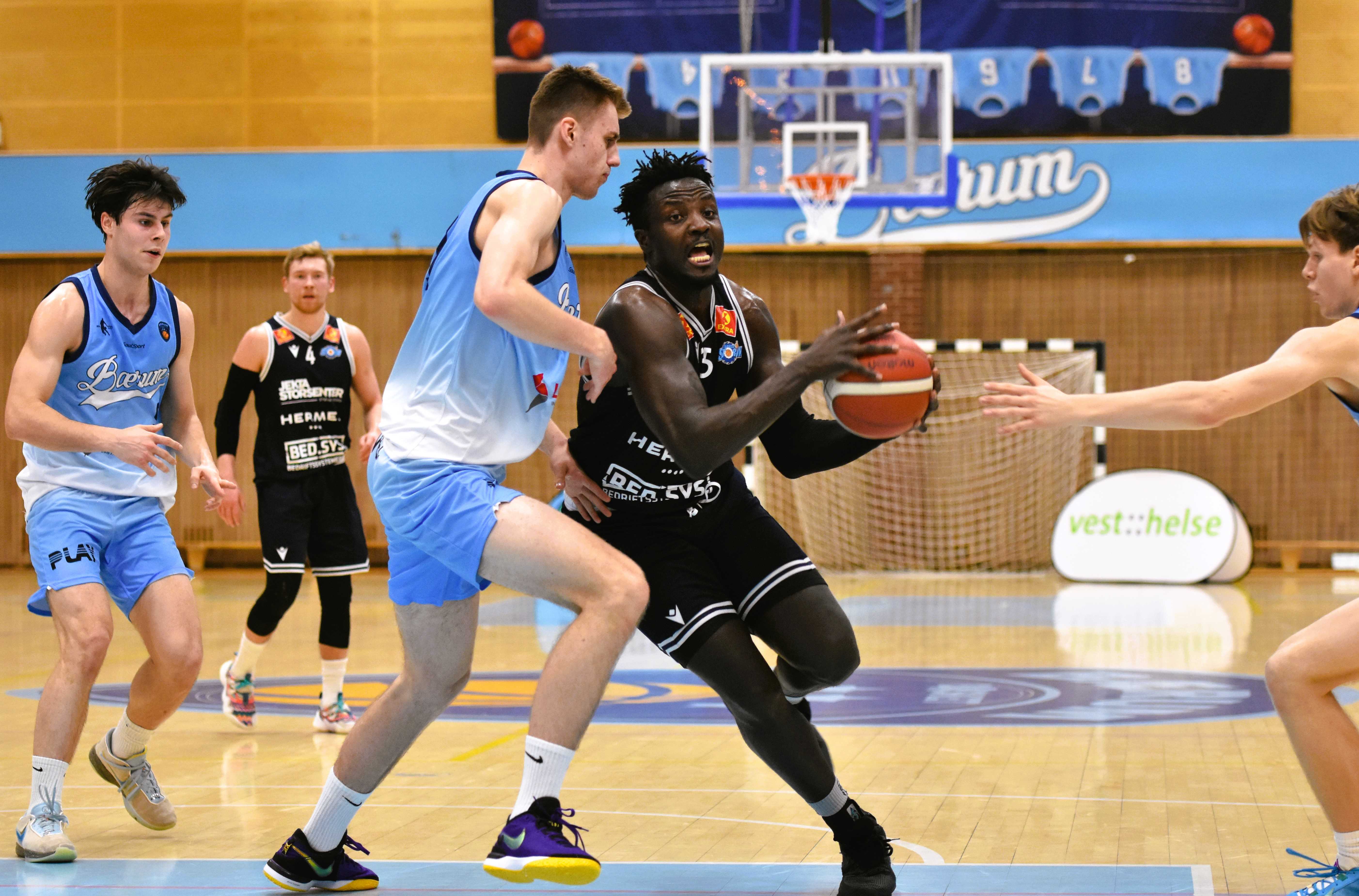 Reggie Agbeko var kampens mest effektive spiller med 23 poeng og 9 returer og ble også en matchvinner for Tromsø Storm med de viktige scoringene i siste minutt. Her er den ghanesiske forwarden i en drive mot Ludvik Bergseng. Til venstre i bildet ser vi Scott Priestley og Johannes Lange, i høyre bildekant Jonas Øye Hansen.
FOTO: MARIANNE MAJA STENERUD 