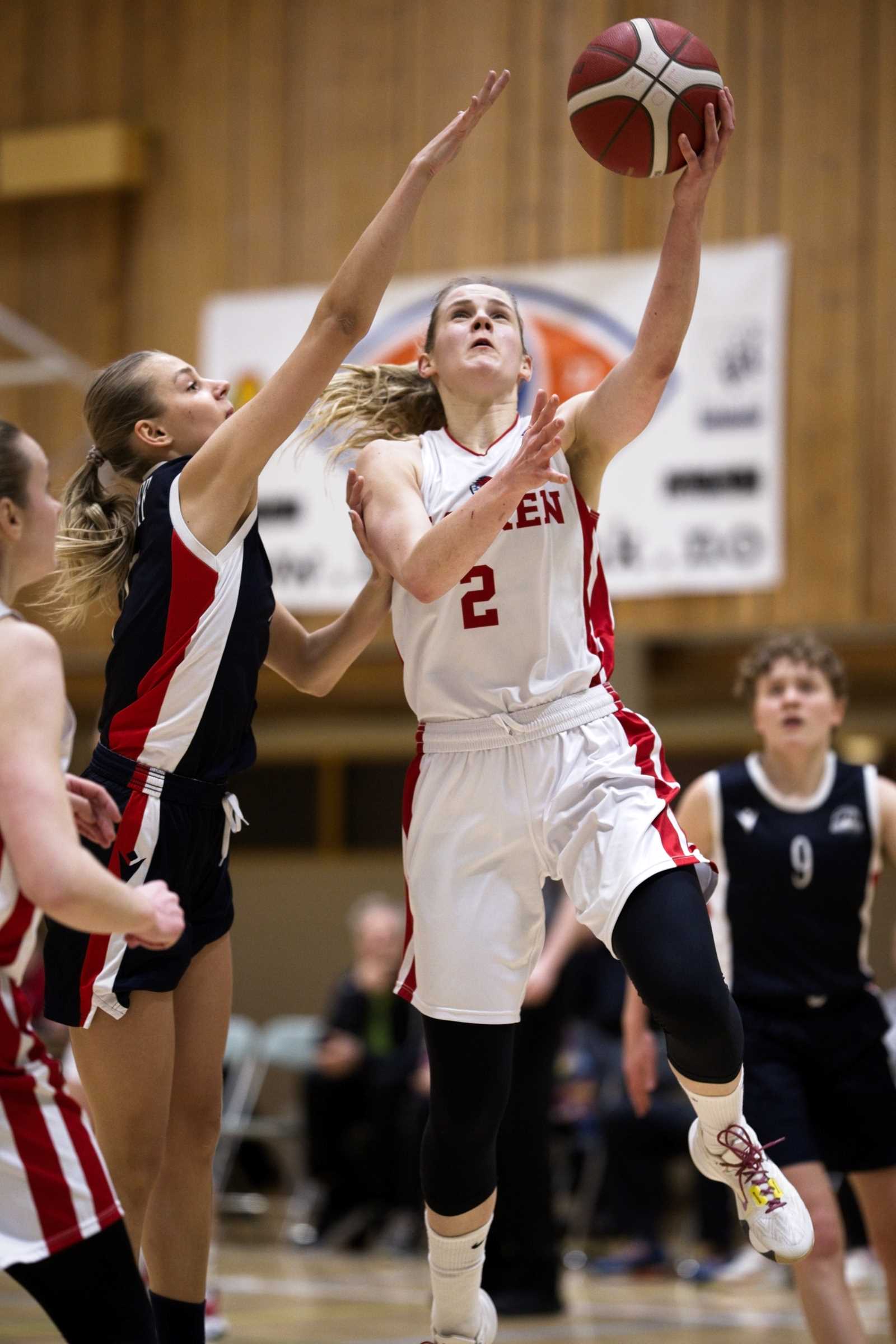 Stine Austgulen traff på 6 av 11 trepoengere og var toppscorer med 26 poeng da Ulriken Eagles slo Bergen Elite 87-40 i Amalie Skram-hallen tirsdag. Emma Thowsen Harloff (til venstre) var hjemmelagets mestscorende spiller med 17 poeng. Bildet er fra lagenes møte i februar.
FOTO: KJELL EIRIK HENANGER  