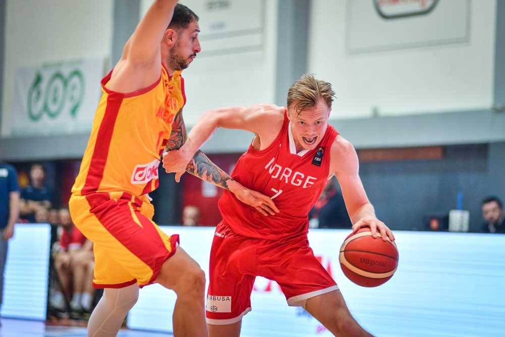 Harald Eika Frey ble passet godt på, tatt fysisk hardt av Nord-Makedonias spillere og måtte nøye seg med 11 poeng og 3 assists. Her er det 2,02 m lange Stojan Gjuroski som river og sliter litt i Norges ledende spiller. 
FOTO: FIBA.COM 