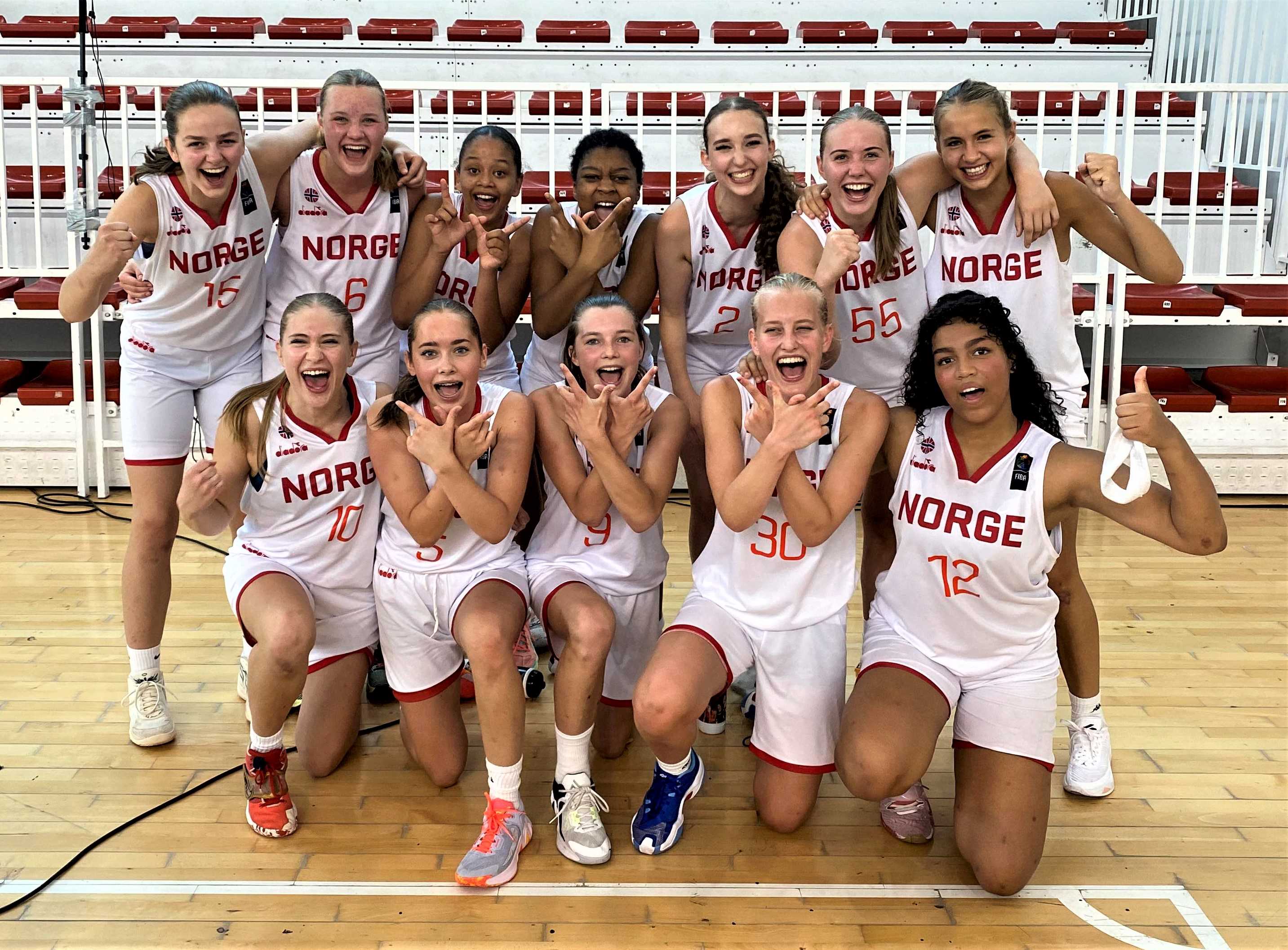 Jublende U16-jenter etter 51-47 over Kypros i B-EM i Podgorica fredag. Bak fra venstre Astrid Laugen, Oda Tveiten, Siena Sanford, Gemima Lesole Nkanga, Solveig Ulveseth, Helena Vrybloed Jørgensen og Sofie Hoelsbrekken. Foran fra venstre Rakel Sif Omarsdottir, Ane Solberg, Edel Hjelle, Kaja Heiene Tveteraas og Andrea Fergem Faal.
FOTO: ISAK PRINOS 