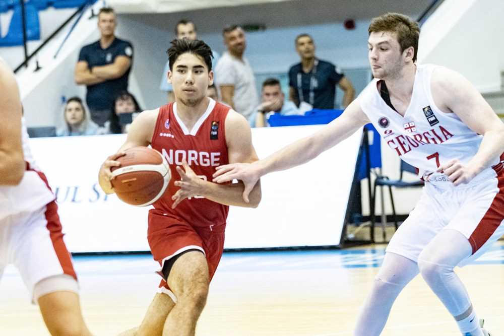 Christopher Dalland og Norges U18-landslag hadde lenge føringen mot Georgia, men utover i tredje og fjerde periode overtok georgierne og spesielt pointguarden til høyre i bildet, Giorgi Ochkhikidze.
FOTO: FIBA.COM