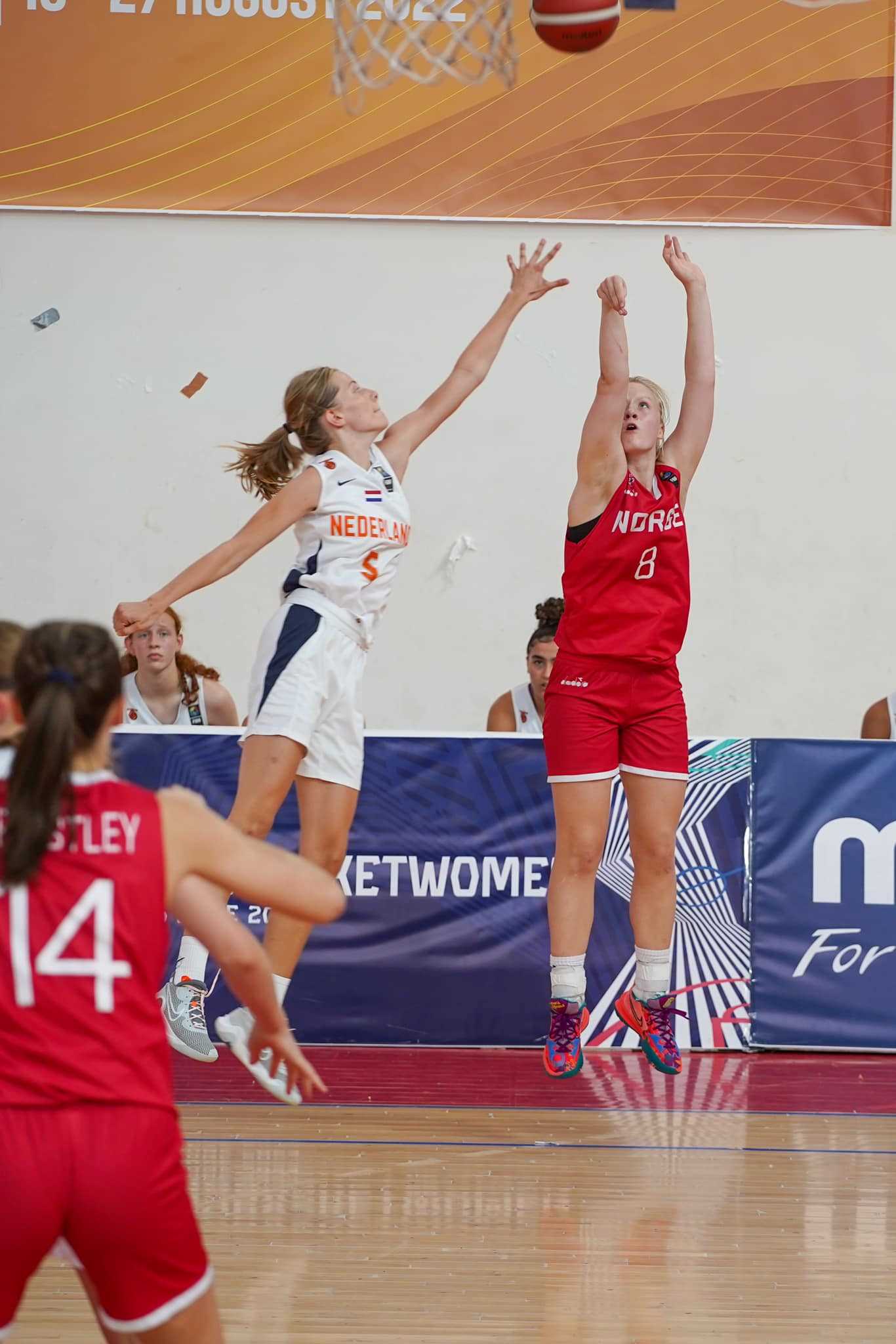 Anna Linnea Hovig Wikstrøm legger trepoengeren til 41-48, blir samtidig feilet av Nederlands nummer 5 Janna Vogelaar og setter også bonusskuddet til 42-48. UIriken-guarden ble kampens toppscorer med 13 poeng i 53-54-tapet.
FOTO: LARS OLAV SPARBOE 