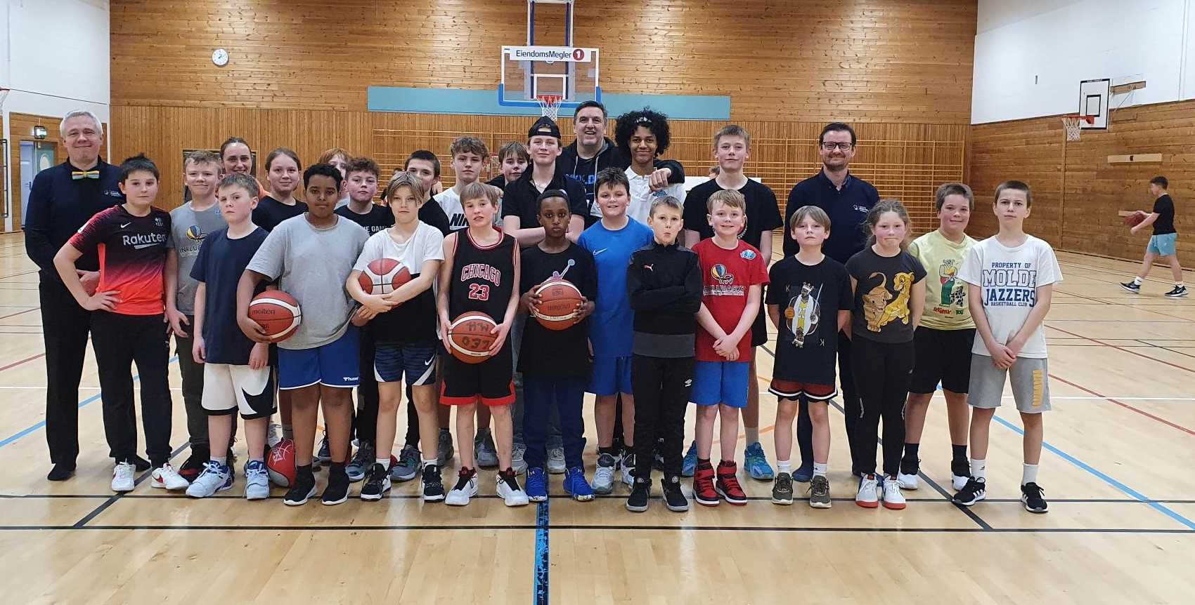 NBBFs generalsekretær Espen A. Johansen (bak til høyre) og assisterende generalsekretær Axel Langaker (til venstre) sammen med Greg Knudson (bak) og spillere i Molde Jazzers på den første Klubbtour-kvelden i Idrettens Hus i Molde onsdag.
FOTO: NORGES BASKETBALLFORBUND 