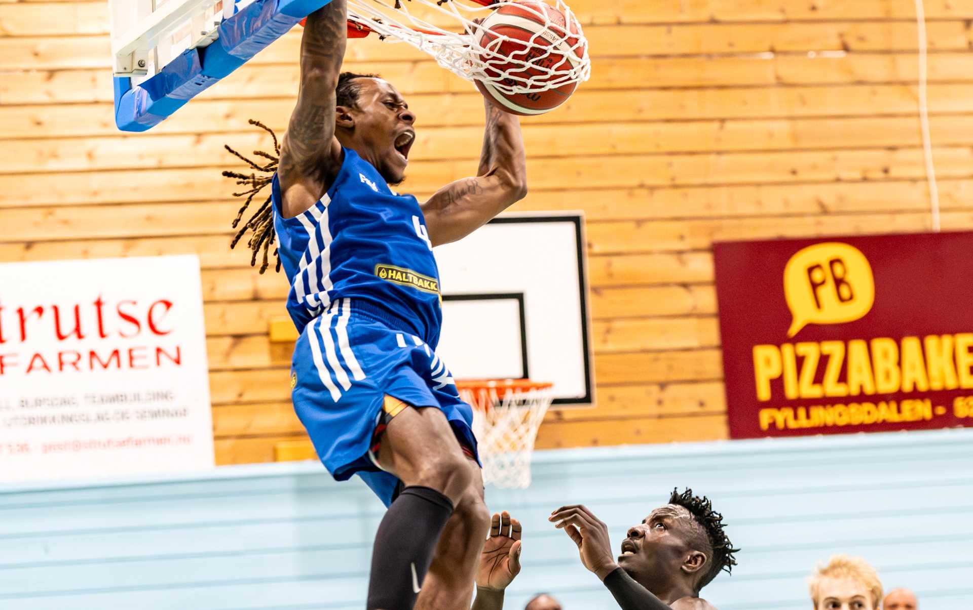 Terrell Brown dunker inn to av sine 28 poeng for Fyllingen med Tromsøs bestemann Reggie Agbeko som nærmeste tilskuer.
FOTO: ASTRID HAGLAND GJERDE 