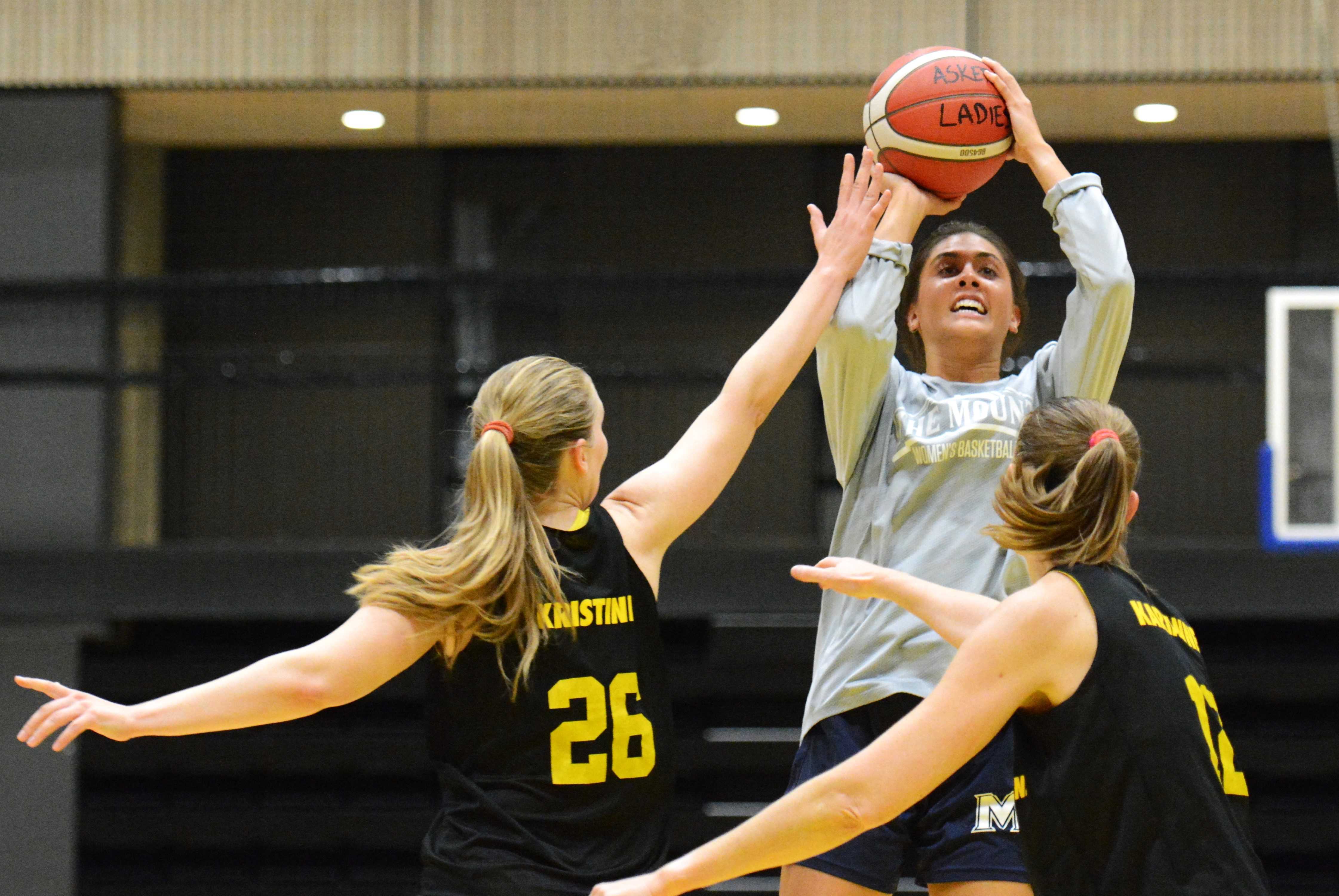 Natalie Villaflor i skuddet på Asker-trening i Leikvollhallen, med Kristine Lindholm (nr 26) og Karianne Øysted Sørbye i forsvar. Den 23-årige amerikanske guarden kommer rett fra Division 1-spill for Mount St. Mary's i Maryland, der hun startet alle 31 kamper forrige sesong og snittet på 10,1 poeng.
FOTO: MARIANNE MAJA STENERUD 