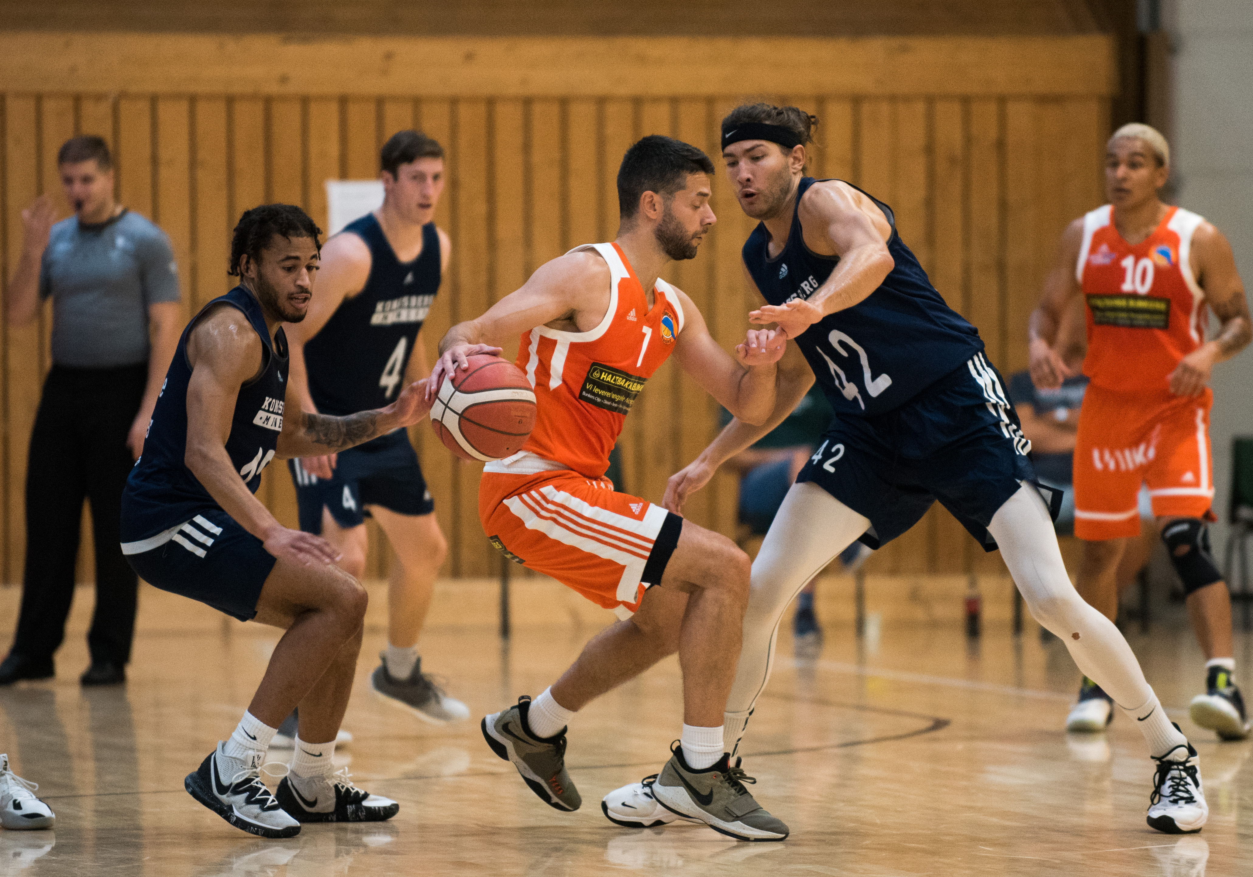 Nikola Vasojevic er kommet fra Frøya og skal styre Fyllingen fra pointguard-posisjonen i Firi-ligaen denne sesongen. Her omringet av Kongsberg Miners-spillere i firelagsturneringen på Kongsberg forrige helg. Fra venstre ser vi William Lybæk, Matias Save (bak) og Marin Mornar, til høyre i bildet er eks-Miner Jacob Miller Røysland, nå i Fyllingen-drakt.
FOTO: ERIK BERGLUND
