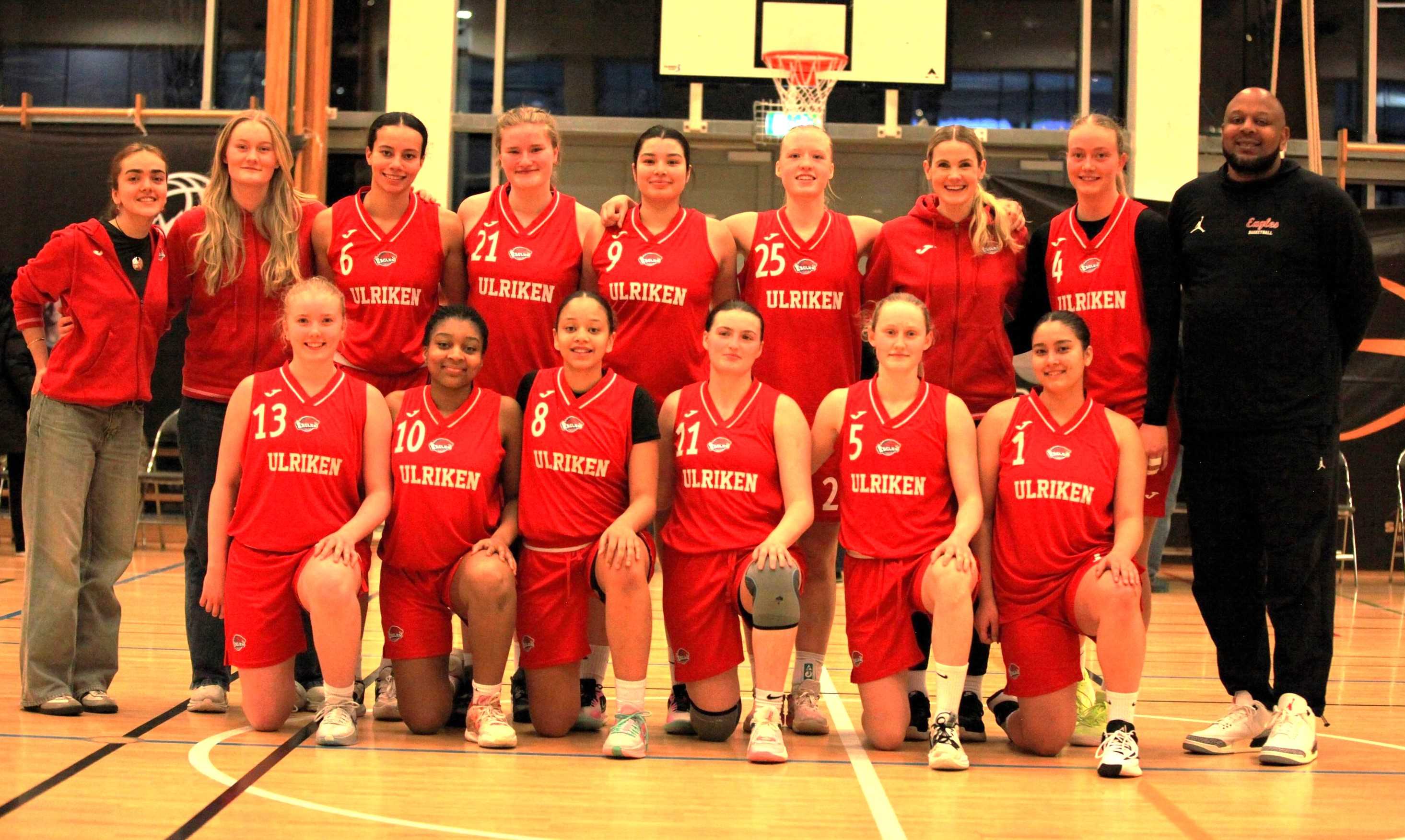 Glade Ulriken-jenter etter at seriemesterskapet ble sikret med 93-76 over Bergen Elite onsdag. Bak fra venstre Fatima Mohammad, Sunniva Sørbye, Lina Blanco, Maya Dahle, Celine Klett, Anna Hovig Wikstrøm, Stine Austgulen, Synne Jacobsen og coach DuRell Sanford. Foran fra venstre Trine Strid, Gemima Lesole Nkanga, Siena Sanford, Nora Hisdal, Aurora Sørbye og Helene Klett.
FOTO: CAMILLA HOVIG 