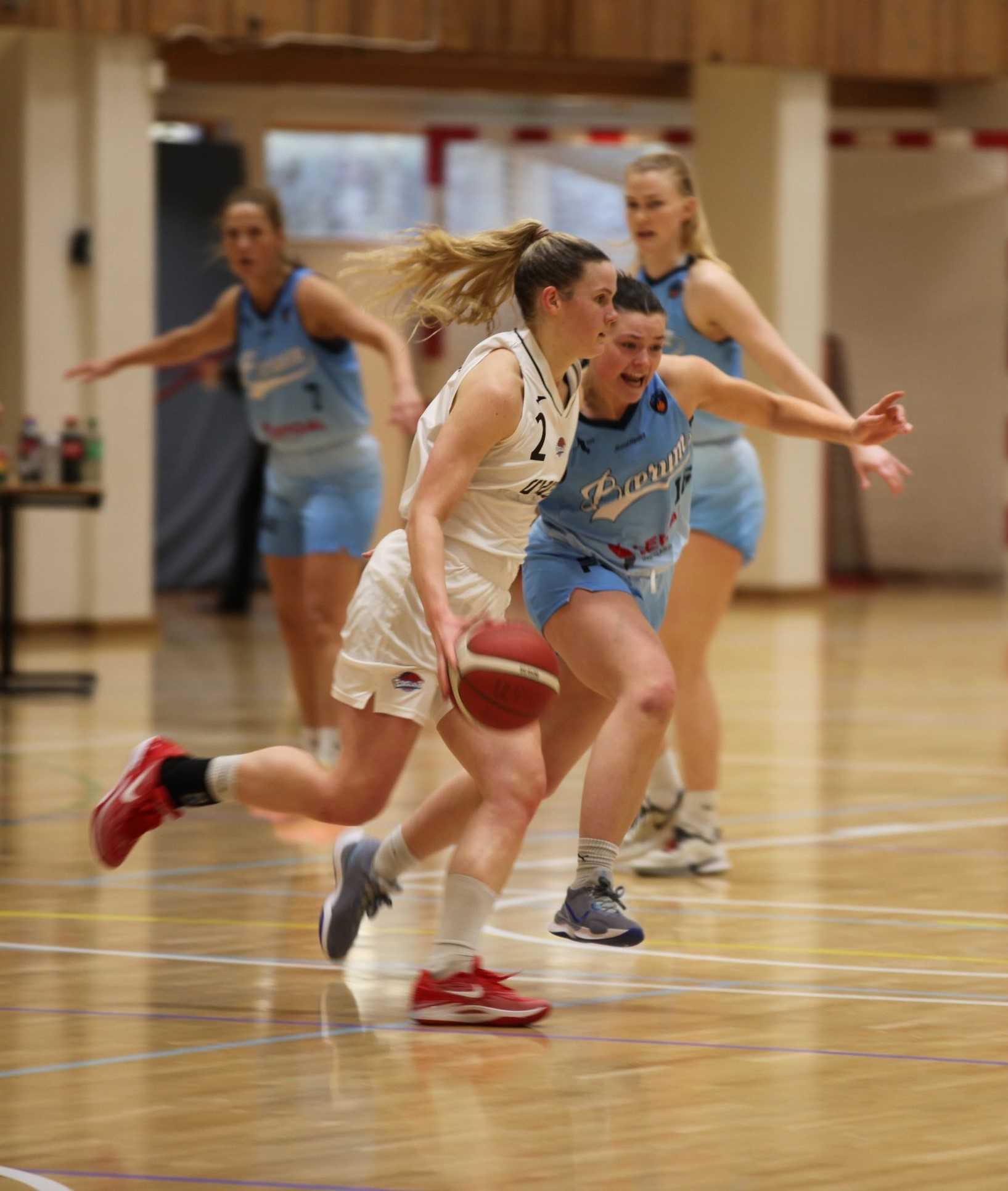 Stine Austgulen satte sine 5 første trepoengere i kampen og endte som toppscorer med 27 poeng da Ulriken Eagles slo Bærum. Her i en drive mot Susanne Gjerstad.
FOTO: CAMILLA HOVIG 