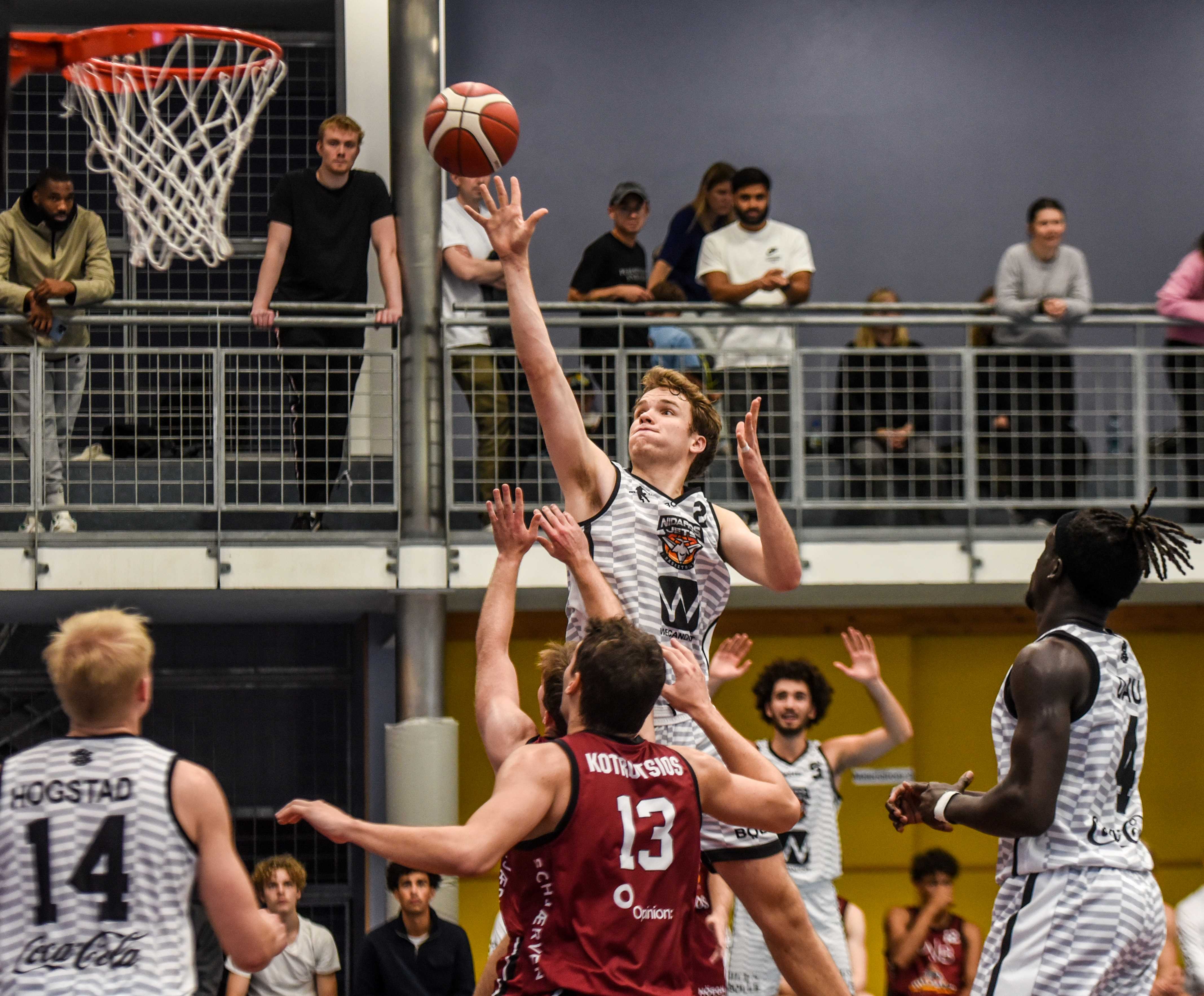 Emil Grosse ruvet med sine 208 cm og var både toppscorer og beste rebounder med 22 poeng og 12 returer da Nidaros Jets slo Centrum Tigers. De øvrige spillerne i bildet er fra venstre Ole Flock Hogstad, Giorgos Kotrotsios, Dominic Borgialli (bak) og Ringo Dau.
FOTO: ERIK BERGLUND 