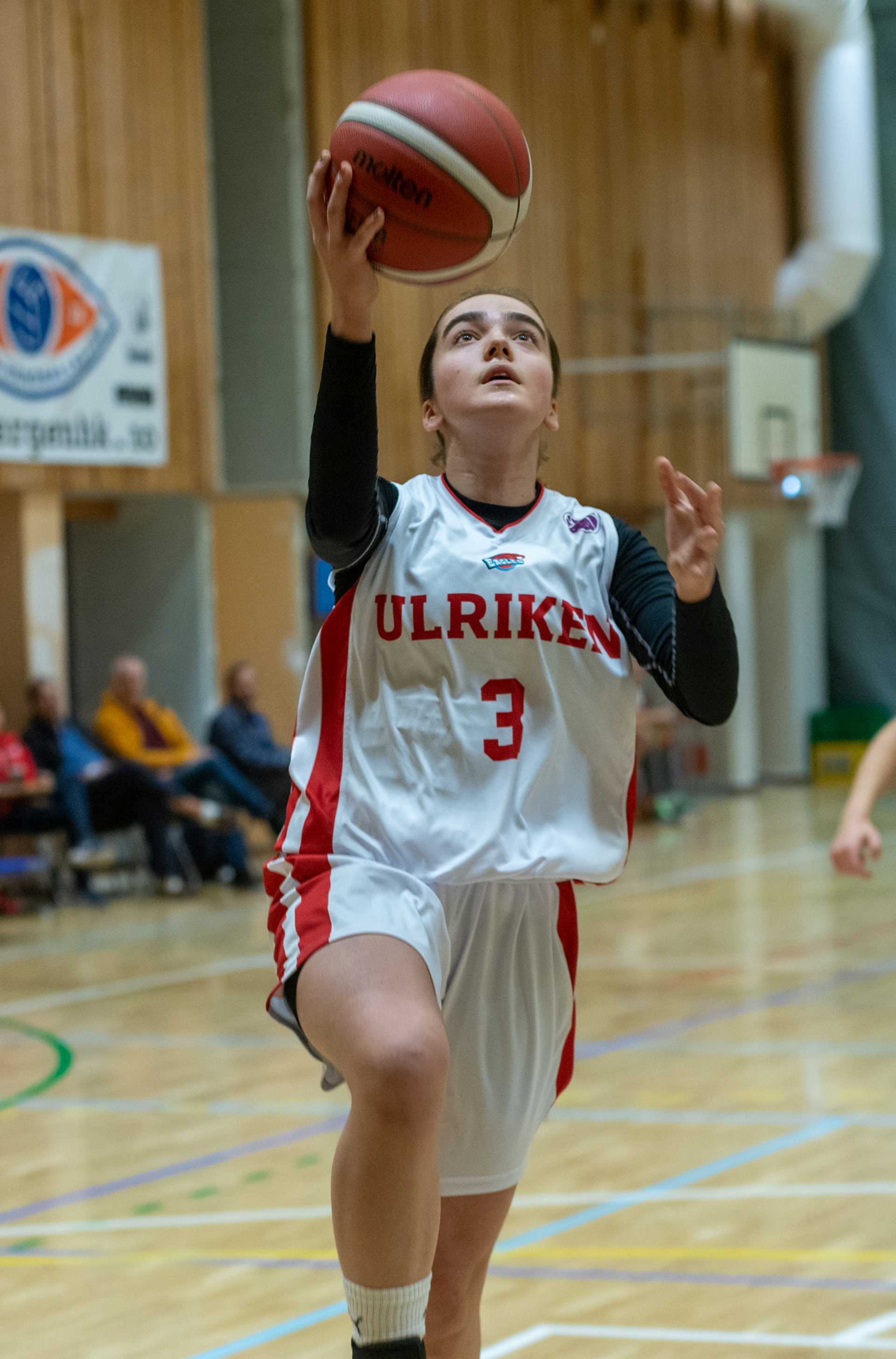 Fatima Mohammad og Ulriken Eagles stormer videre i Firi-ligaen. Den 18-årige guarden hadde blant annet 10 poeng og 6 steals da Bergen Elite ble slått 107-33 torsdag. Bildet er fra en kamp tidligere i sesongen.
FOTO: ASTRID HAGLAND GJERDE 