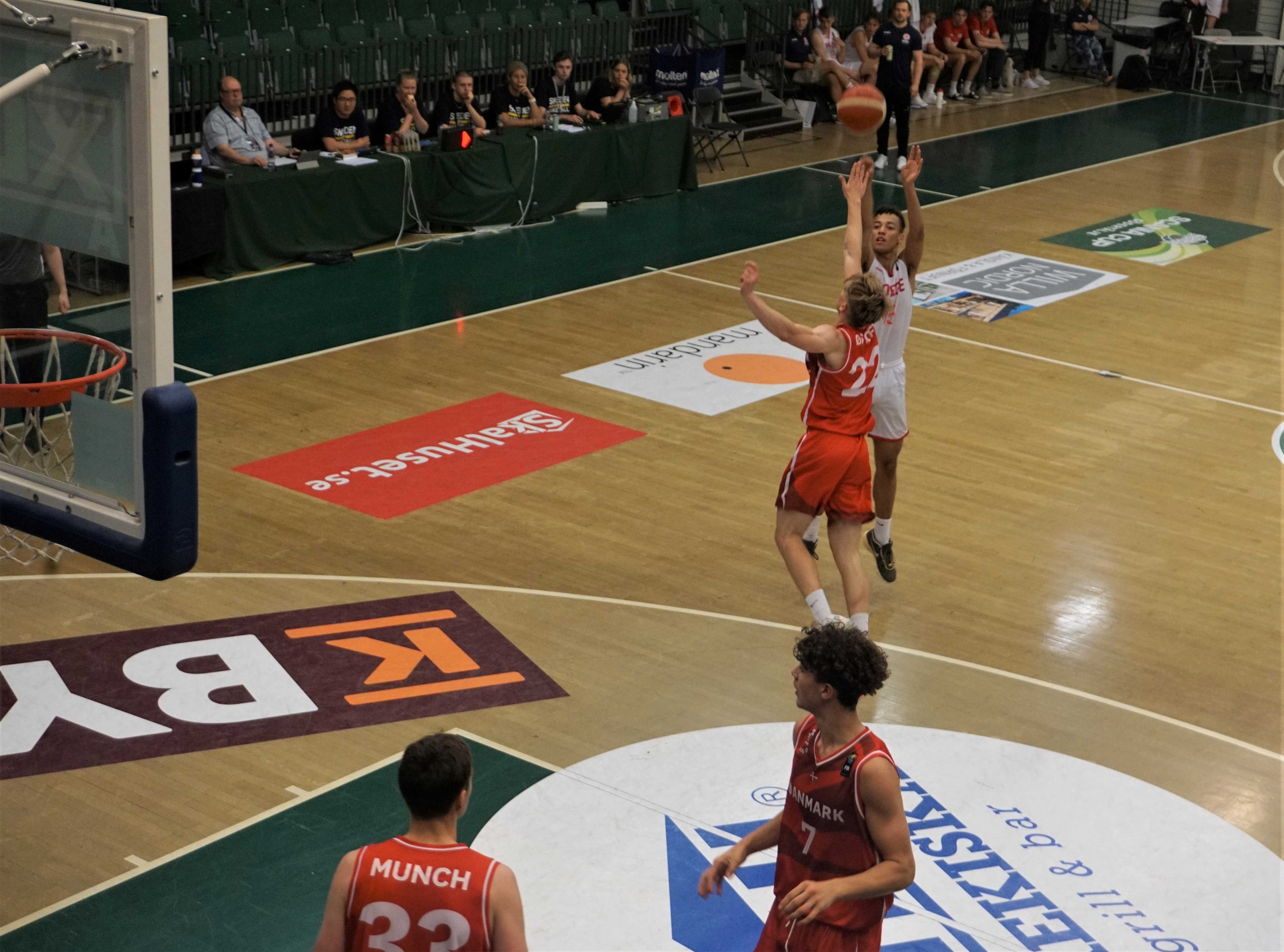 Etienne Aspevik var norsk toppscorer i kampen mellom Norge og Danmark med 22 poeng og hadde i tillegg 9 returer. Her legger han en av sine tre 3-poengere.
FOTO: ARILD SANDVEN 