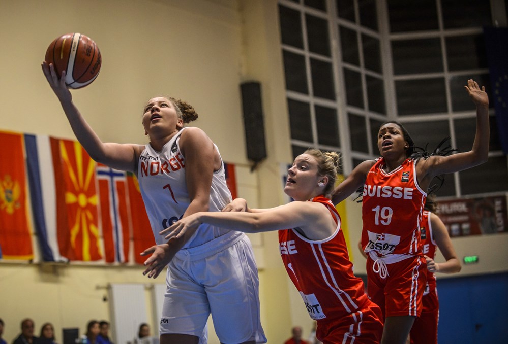 Karyn Sanford legger to av sine 23 poeng mot Sveits i U16-EM i 2019. Norge vant kampen 67-41 og avanserte helt til semifinalen i B-EM i Sofia, som de avsluttet med knepne tap i semifinalen mot Slovenia (60-67) og bronsefinalen mot Kroatia (45-49). Nå får jentene fra 03-årgangen sjansen igjen i U20-EM neste sommer.
FOTO: FIBA.COM.