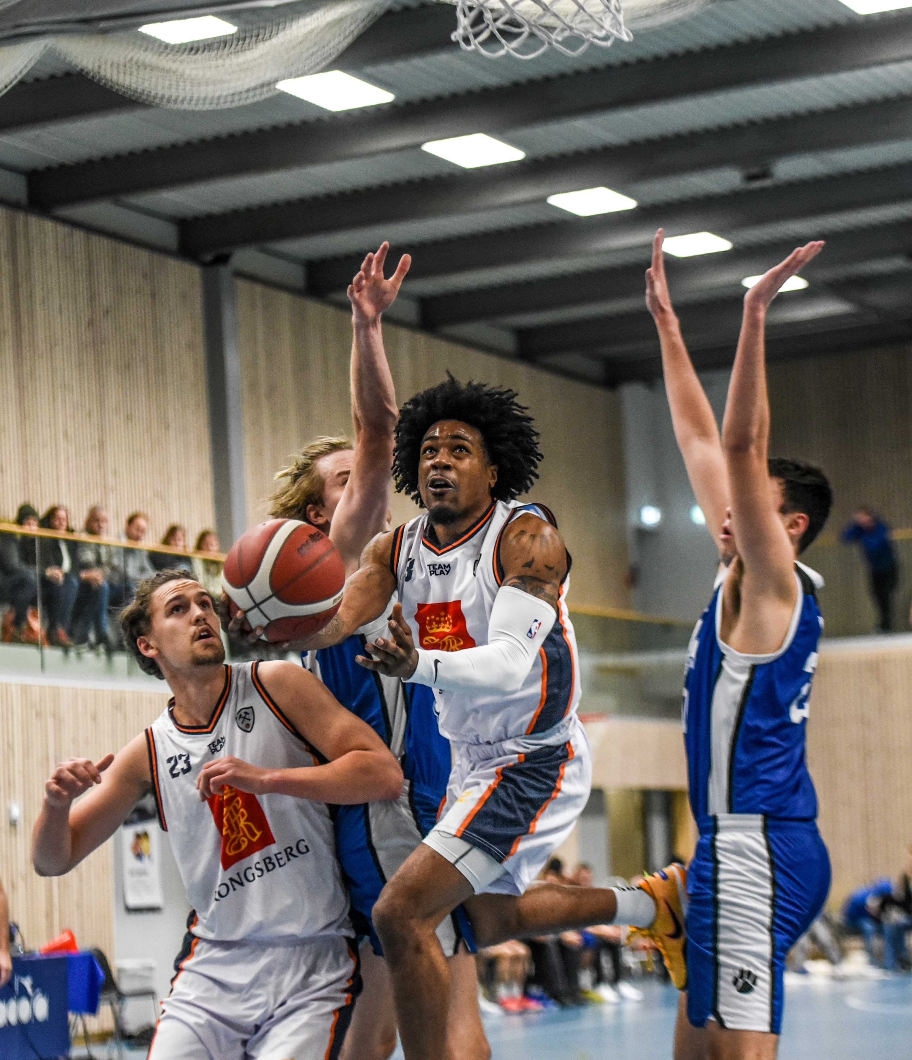 AJ Harris er tilbake i norsk basket og var den ledende spilleren med 22 poeng, 8 steals og 6 assists på sine 31 minutter mot Oppsal onsdag. Her har han drivet seg fri til layup mellom Jonathan Linnestad (til venstre) og Isaiah Alonzo. Til venstre med nummer 23 er Åke Swahn.
FOTO: ERIK BERGLUND 