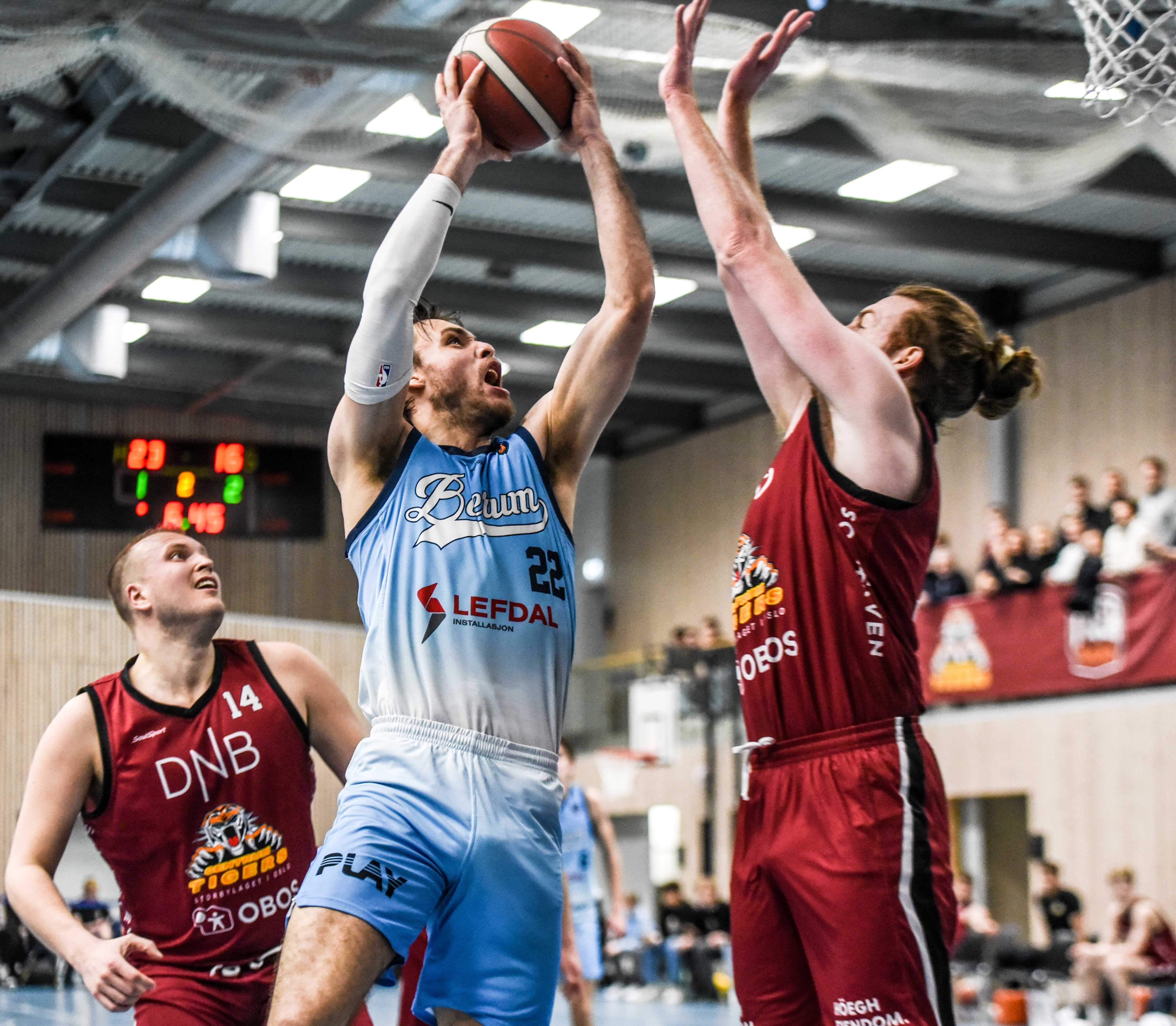 Sjur Dyb Berg gikk seirende ut av de fleste duellene med Petar Kutlesic (til høyre) og Johannes Dolven og ble kvartfinalens ledende spiller med 18 poeng og 20 returer. 
FOTO: ERIK B. BERGLUND 