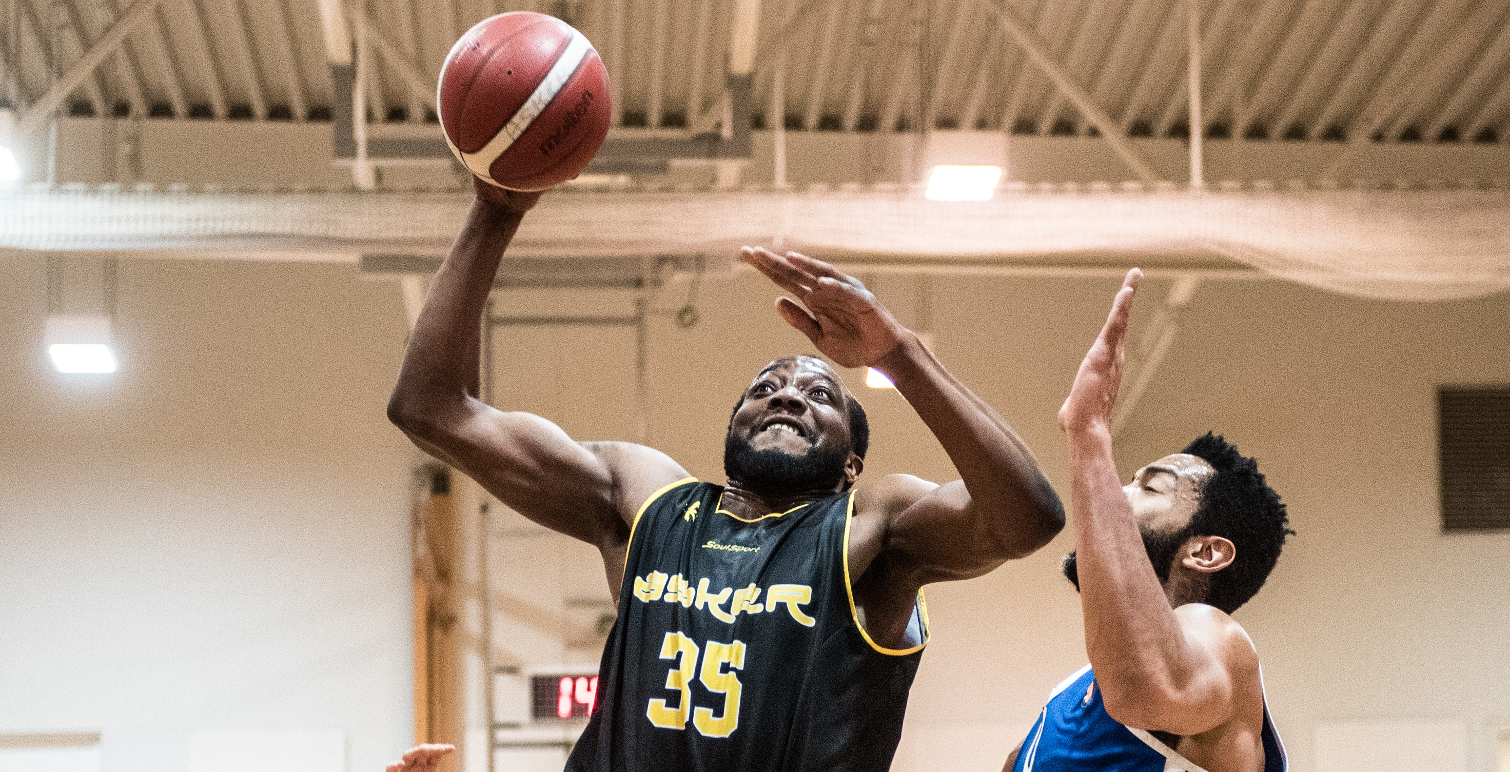 Djo Loo Yele var stor for Asker Aliens og endte på 26 poeng og 9 returer mot Fyllingen. Her scorer han mot Evan Harris. FOTO: ERIK BERGLUND