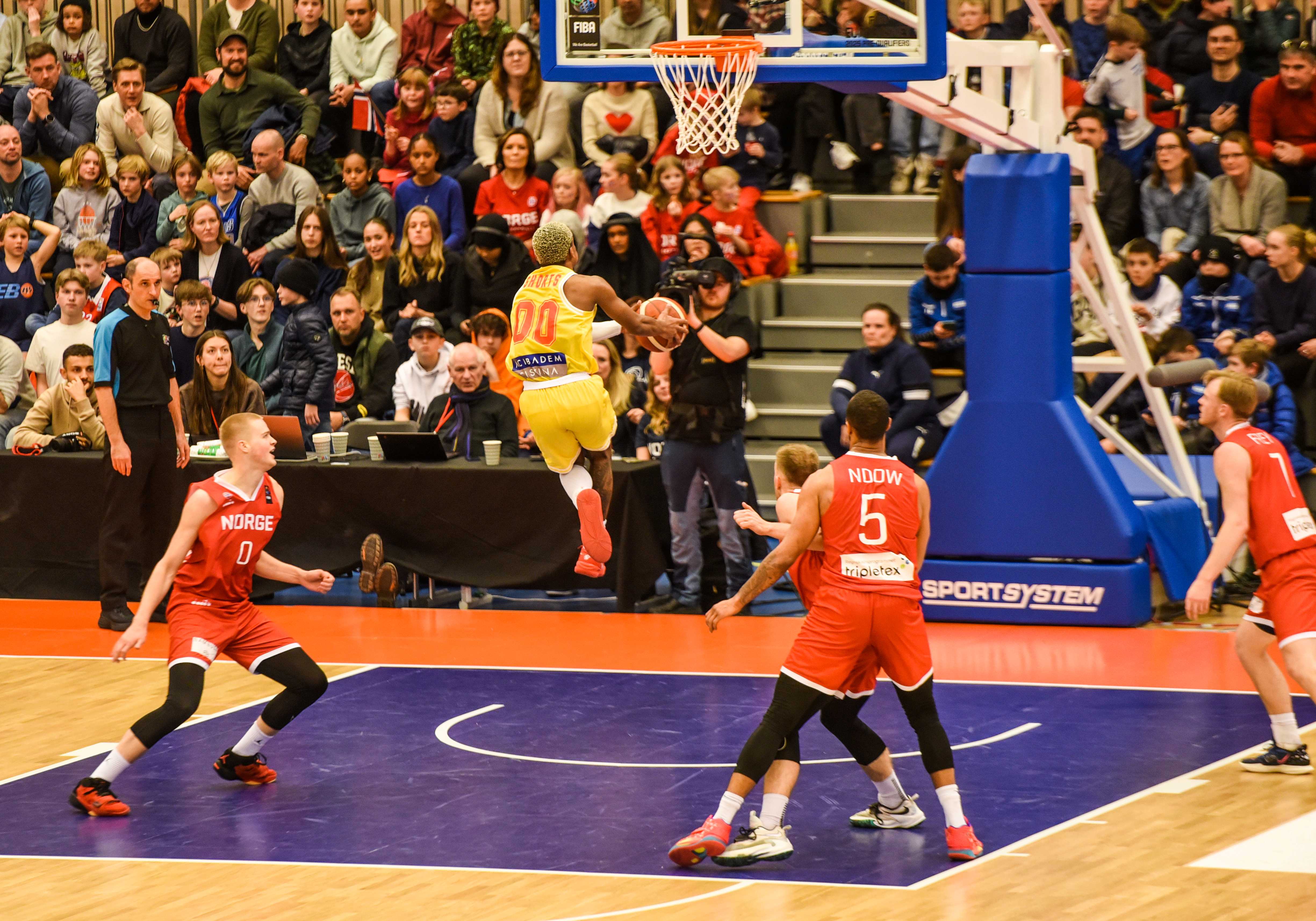 TJ Shorts har driblet seg fri og legger to av sine 22 poeng i kampen med bare norske spillere rundt seg. Fra venstre ser vi Jørgen Odfjell, Mikkel Kolstad (skjult), Chris-Ebou Ndow og Harald Eika Frey.
FOTO: ERIK BERGLUND 