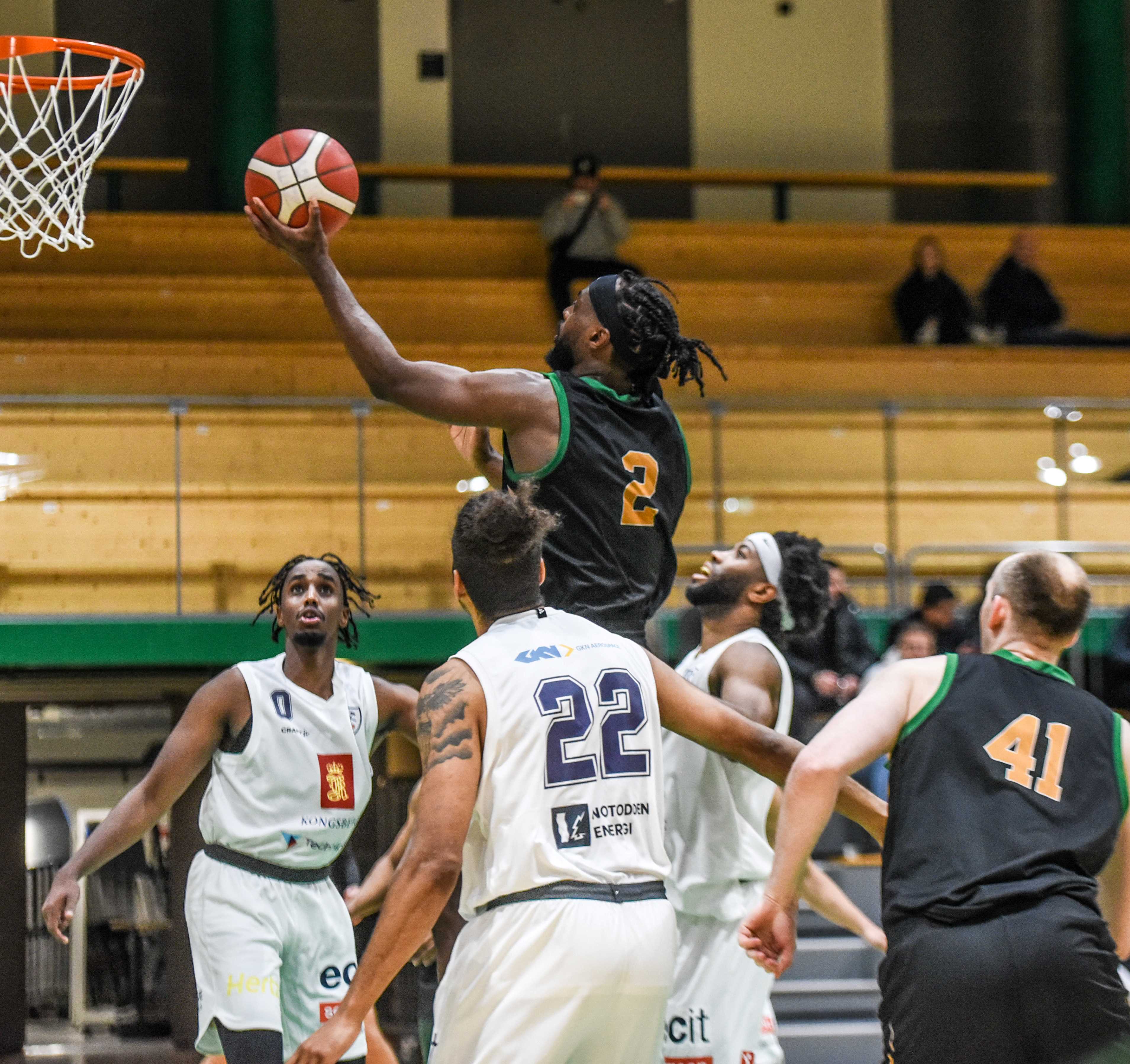 Terrandus Smith var overalt på Apalløkka-parketten og endte som kampens toppscorer med 32 poeng. Her legger amerikaneren en scoring mellom Abdul Mohammed, Aly Hudgins (nr 22) og CJ Rollins. Til høyre med nummer 41 er Henrik Male Davidsen.
FOTO: ERIK B. BERGLUND 