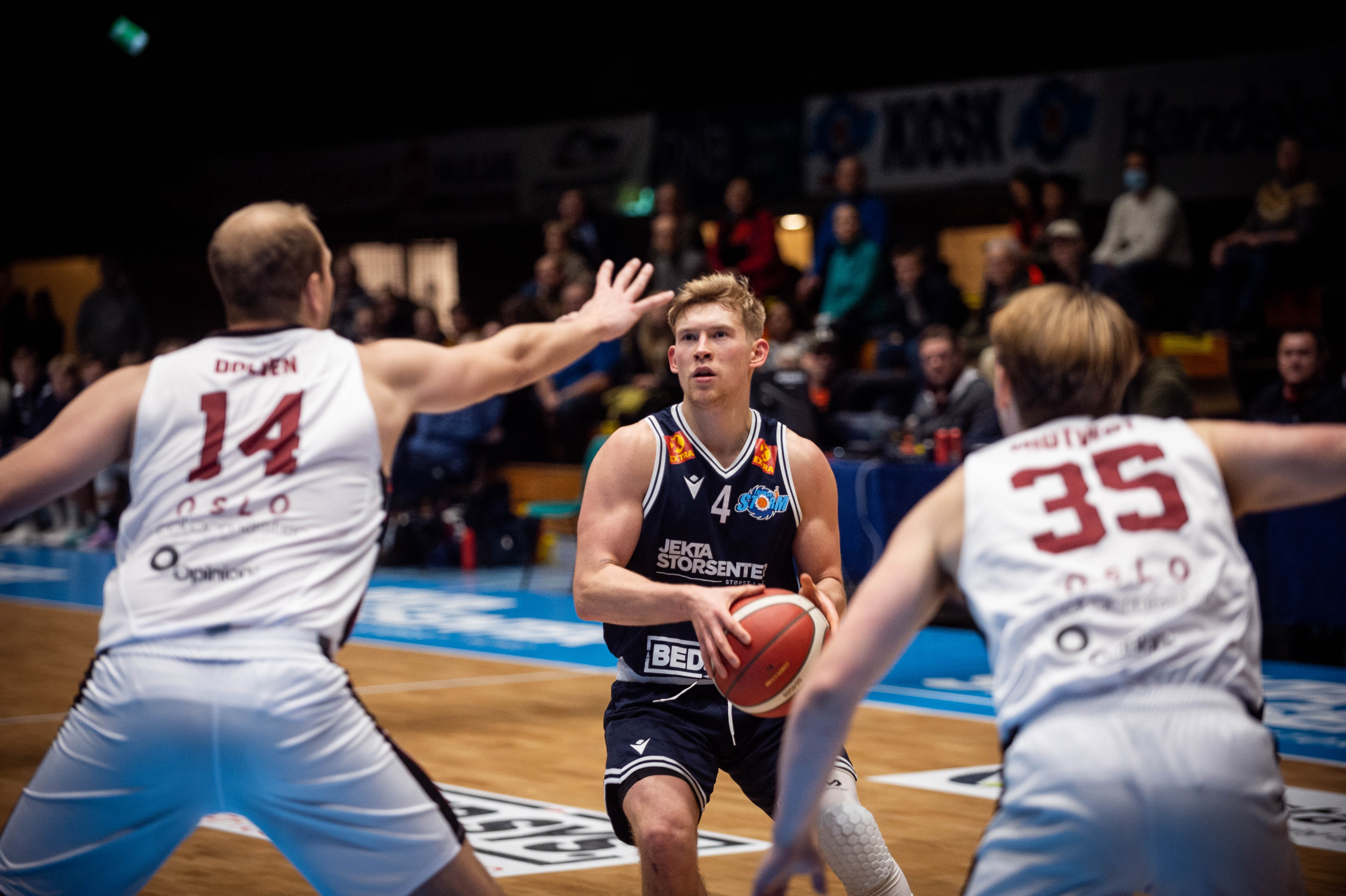 Johannes Lange styrte Tromsø Storm fra pointguard-posisjonen, ble hjemmelagets mestscorende med 17 poeng og la det avgjørende straffekastet i kampen 11 sekunder før slutt. Her dekkes 22-åringen av Johannes Dolven (til venstre) og Simon Midtvedt.
FOTO: HÅKON STEINMO