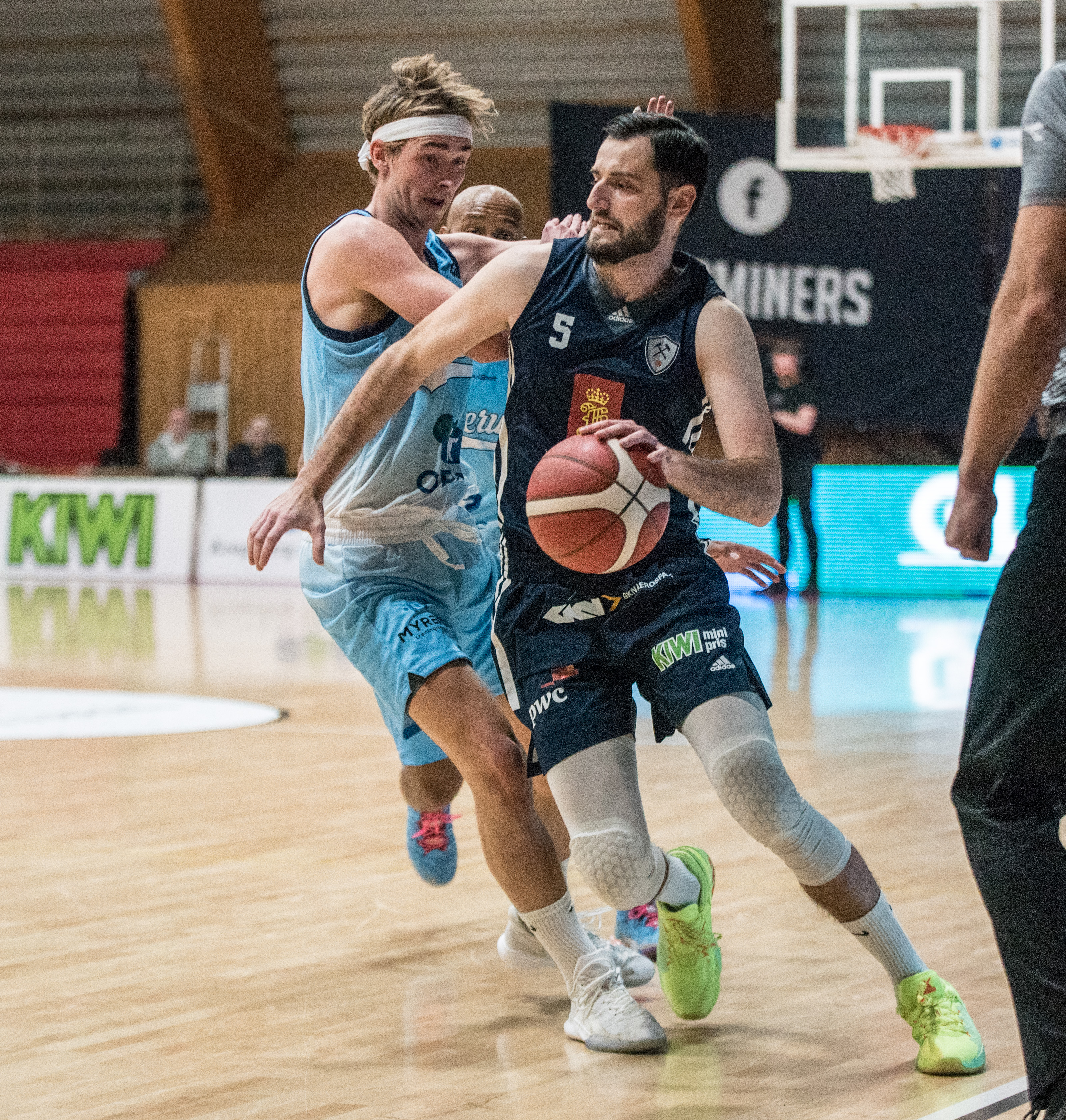 Ognjen Nisavic ble toppscorer med 27 poeng i åpningskampen i Firi-ligaen og matchvinner med 7 strake poeng til 77-66 med få minutter igjen å spille. Her driver den serbiske guarden forbi Gaute Haugen.
FOTO: ERIK BERGLUND 