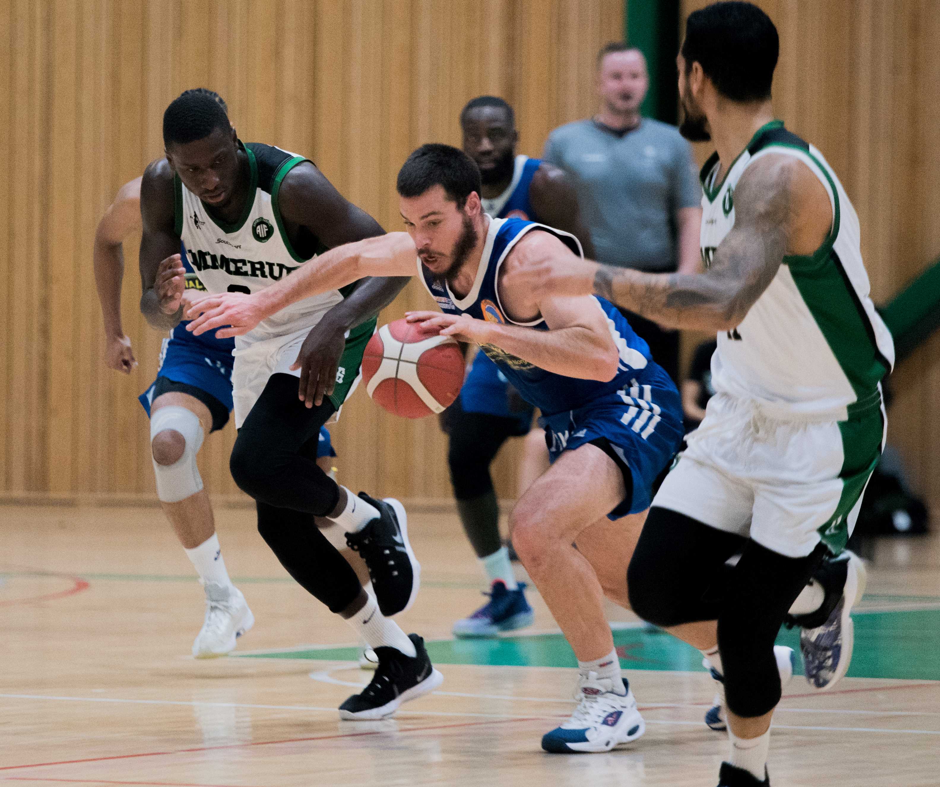 Devin Gilligan setter fart opp på banen i Apalløkkahallen mellom Mustafa Dibba (til venstre) og Erick Silva. Fyllingen-kapteinen var kampens ledende spiller med 17 poeng, 12 returer, 7 assists og 4 steals.
FOTO: ERIK BERGLUND 