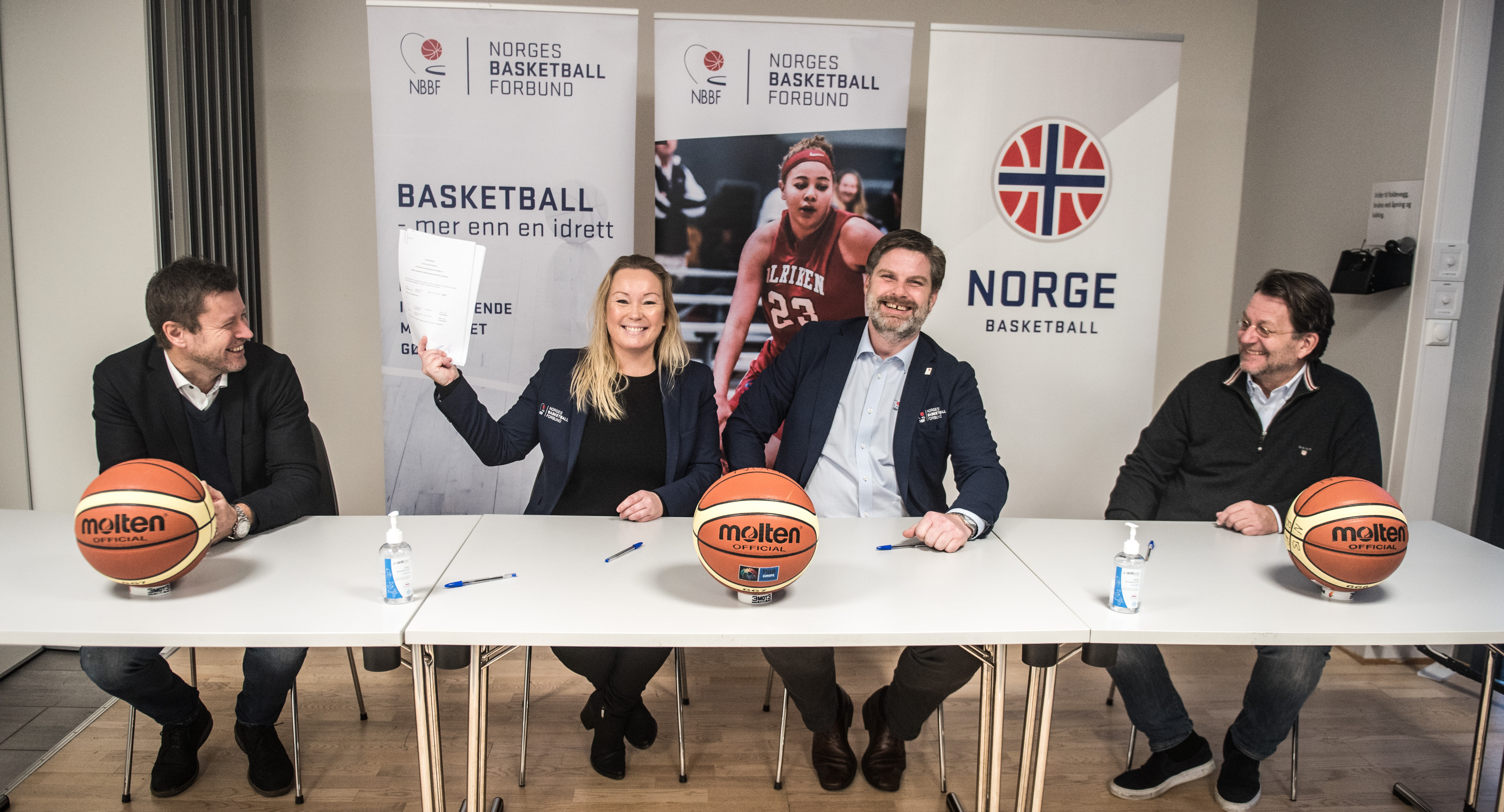 Stor glede da Norges Basketballforbunds nye medieavtale var signert i Idrettens Hus på Ullevaal stadion fredag. Fra venstre TV 2s kanaldirektør Trygve Rønningen, NBBFs generalsekretær Silje Særheim, NBBF-president Jan Hendrik Parmann og administrerende direktør i My Game, Harald Strømme.
FOTO: ERIK BERGLUND  