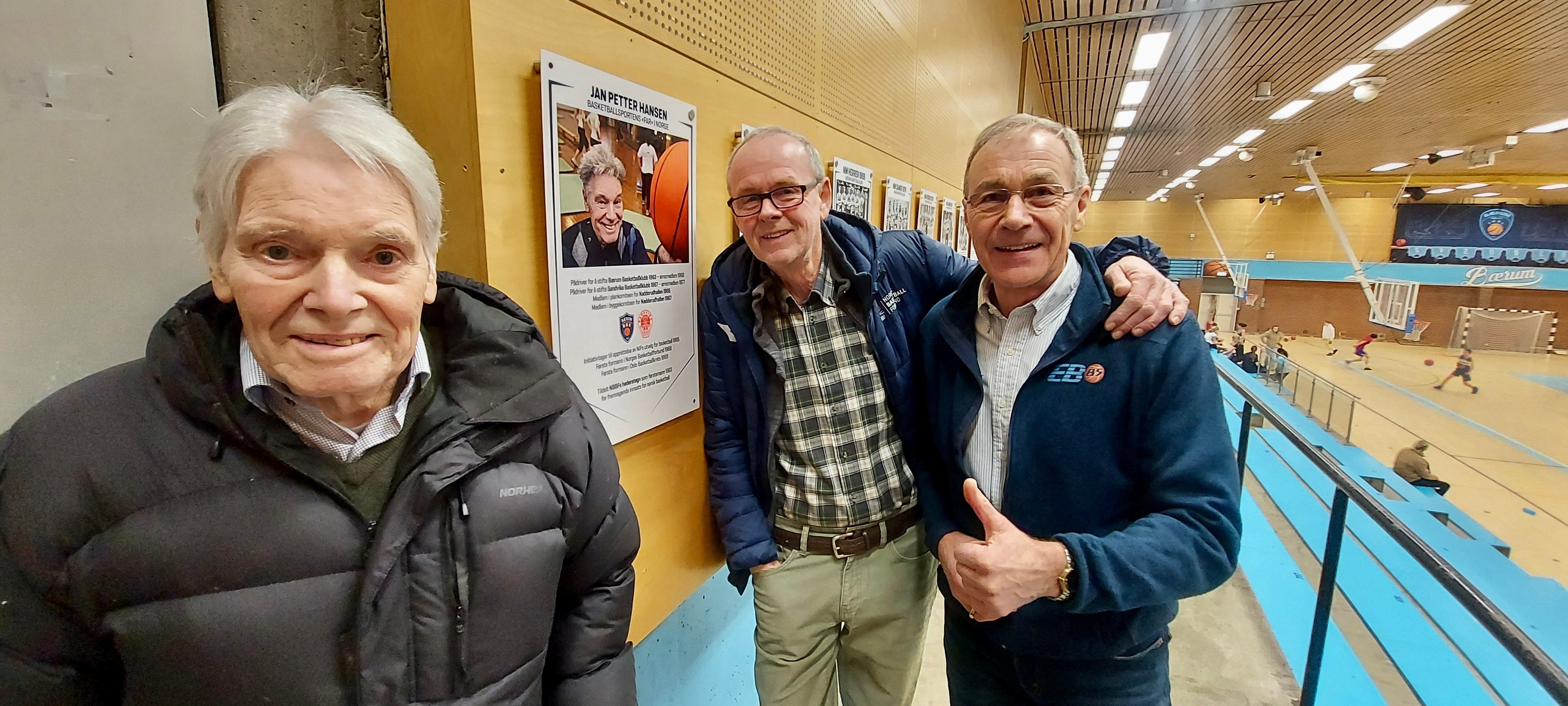 Jan Petter Hansen - "Piter" - er blitt hedret med egen plakat på veggen i Nadderudhallen. I midten NBBFs visepresident og mangeårig Sandvika-spiller Tor Christian Bakken, som hadde Piter som lærer på Valler gymnas på begynnelsen av 70-tallet. Til høyre tidligere Bærum BBK-spiller Tore Vik, som tok initiativet til å innlemme NBBF-veteranen i hallens "Hall of Fame". Bildet på plakaten er tatt av Budstikkas fotograf Karl Braanaas

FOTO: GUNNAR BERG