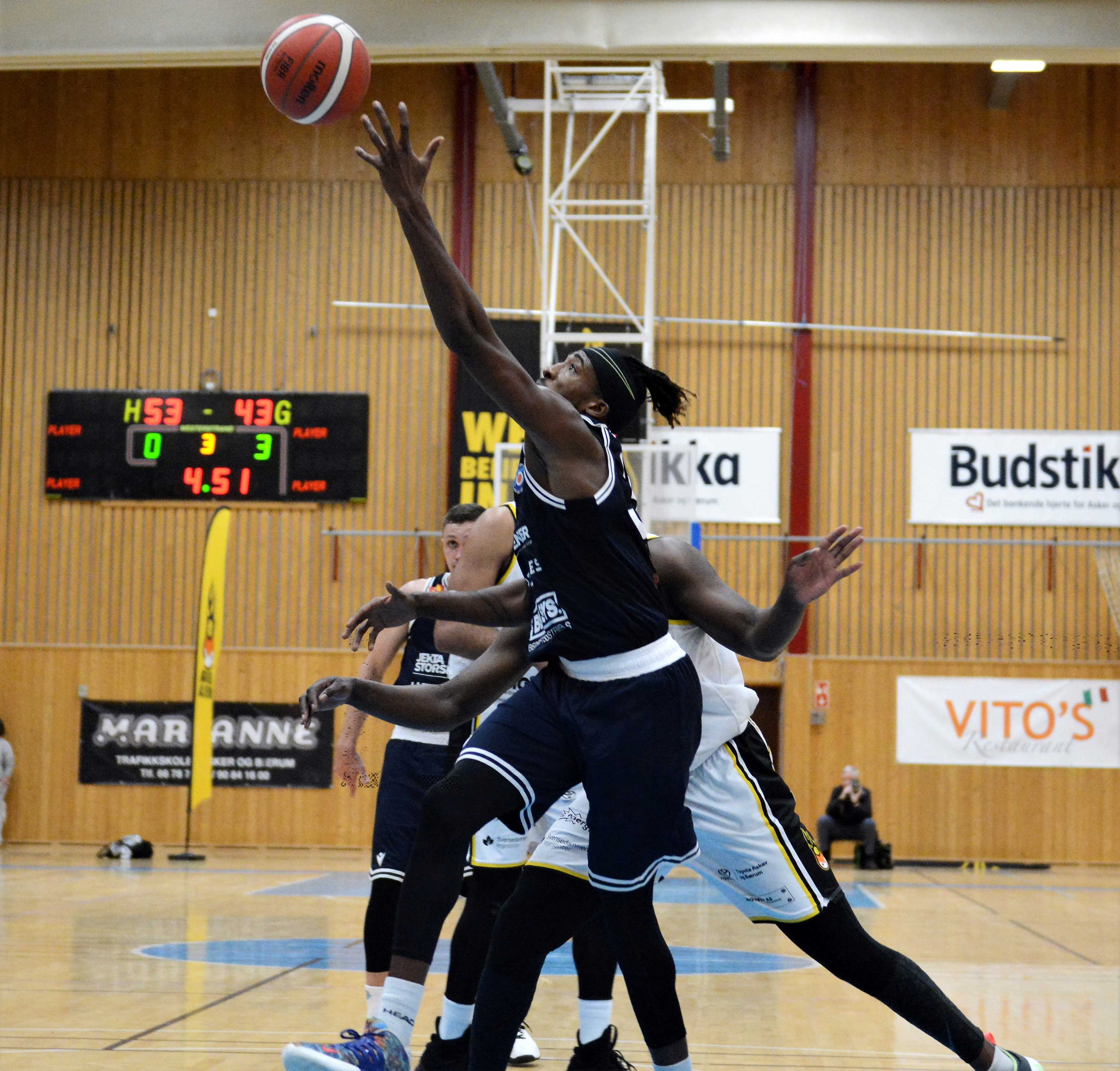 Rasheed Worrell var banens ledende spiller og nådde en triple-double med 13 poeng, 12 returer og 10 assists da Tromsø Storm slo Asker Aliens 101-62. Bildet er fra et av lagenes møter i Vollenhallen i fjor høst. I bakgrunnen ser vi Simen A. Samuelsen.
FOTO: ERIK BERGLUND 