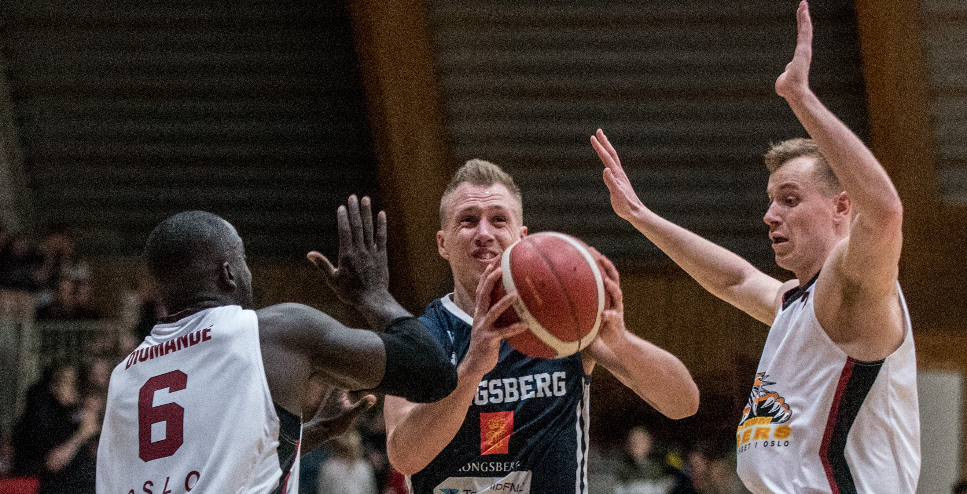 Nikolas Skouen fikk en middels oppladning til kampen med parkeringsbot hjemme i Bergen, men var i slag til kampen mot Fyllingen - og ble igjen toppscorer, denne gang med 24 poeng. Bildet er fra Miners' hjemmekamp mot Centrum Tigers, med Samuel Amed Diomande og Henrik Lange i forsvar. FOTO: ERIK BERGLUND